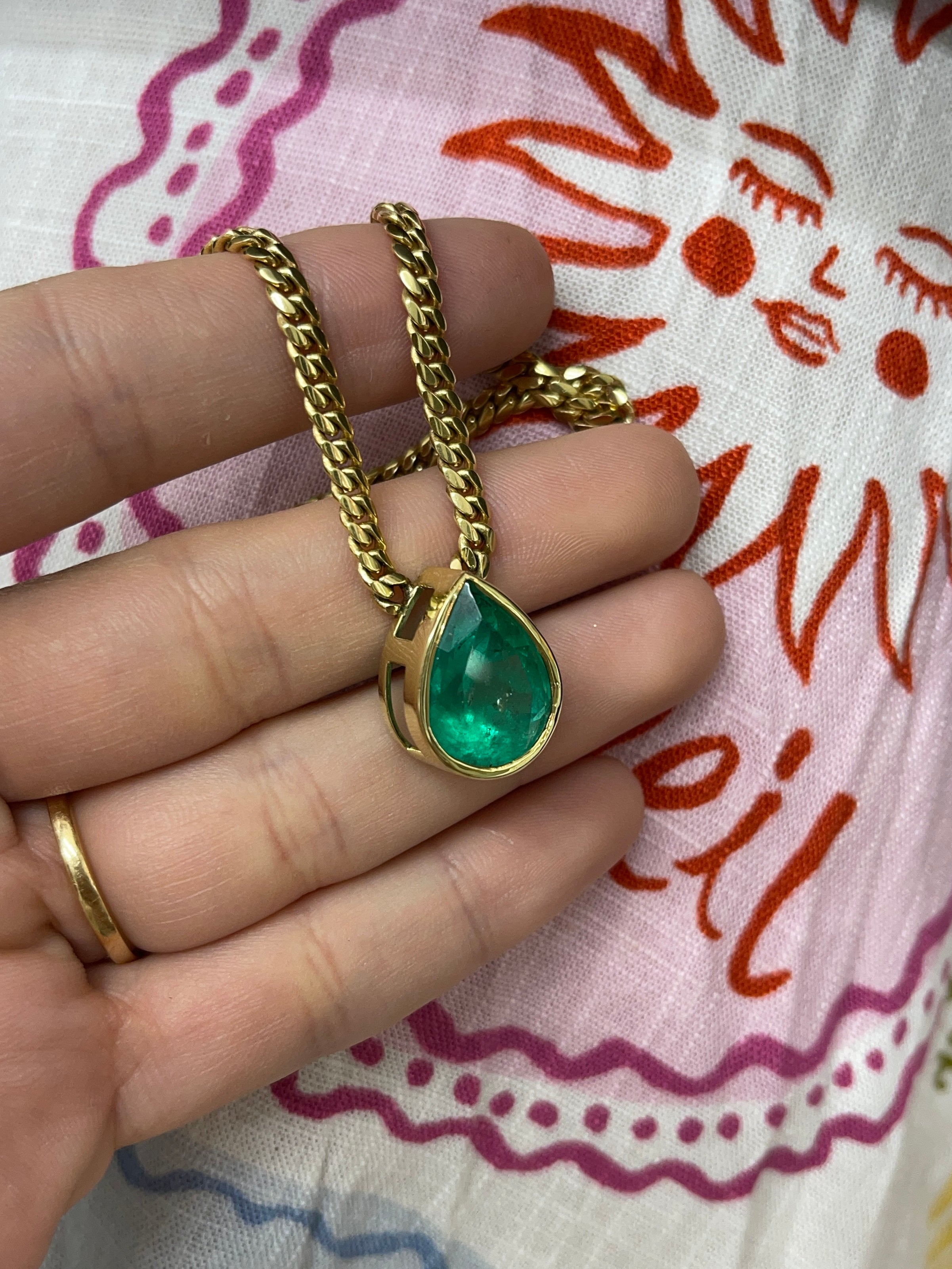 10.80 Carat Vivid Muzo Colombian Emerald Statement Cuban Link Necklace 18K gold - JR Colombian Emeralds