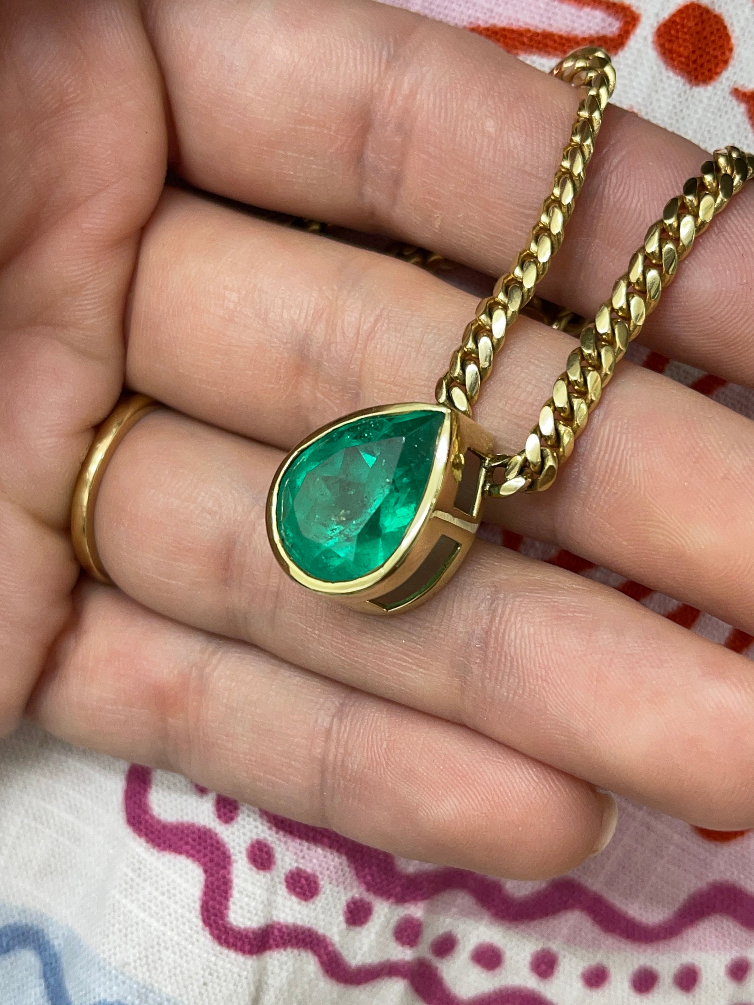 10.80 Carat Vivid Muzo Colombian Emerald Statement Cuban Link Necklace 18K gold - JR Colombian Emeralds