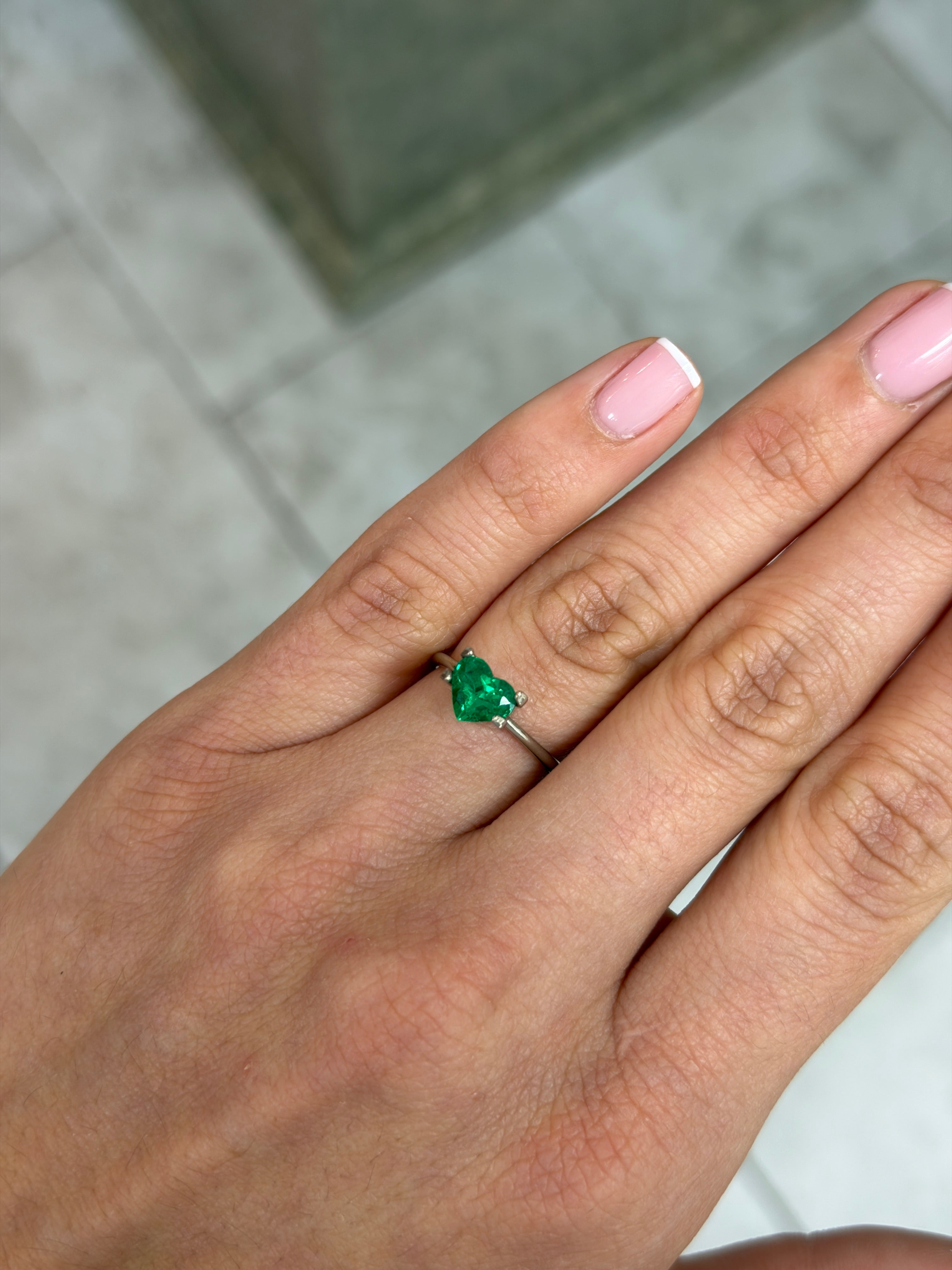 Émeraude naturelle colombienne en vrac de 0,97 carat, 6,5 x 7,4 mm, de qualité AAA+, cristalline, de couleur Muzo Green, taille en cœur