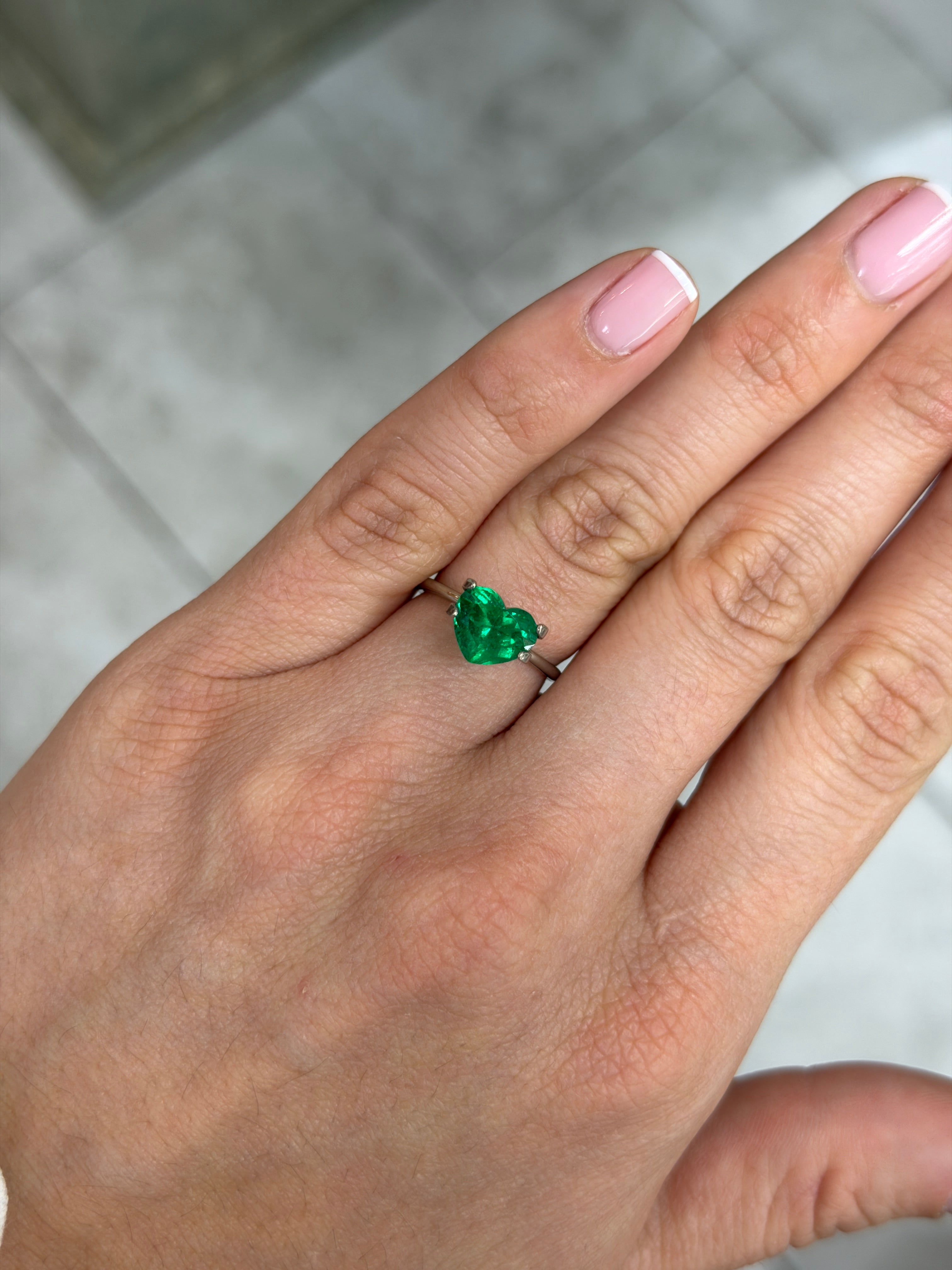 Smeraldo colombiano naturale sfuso da 1,94 carati, 7,7 x 9 mm, AAA+, verde Muzo vivido-intenso, taglio a cuore