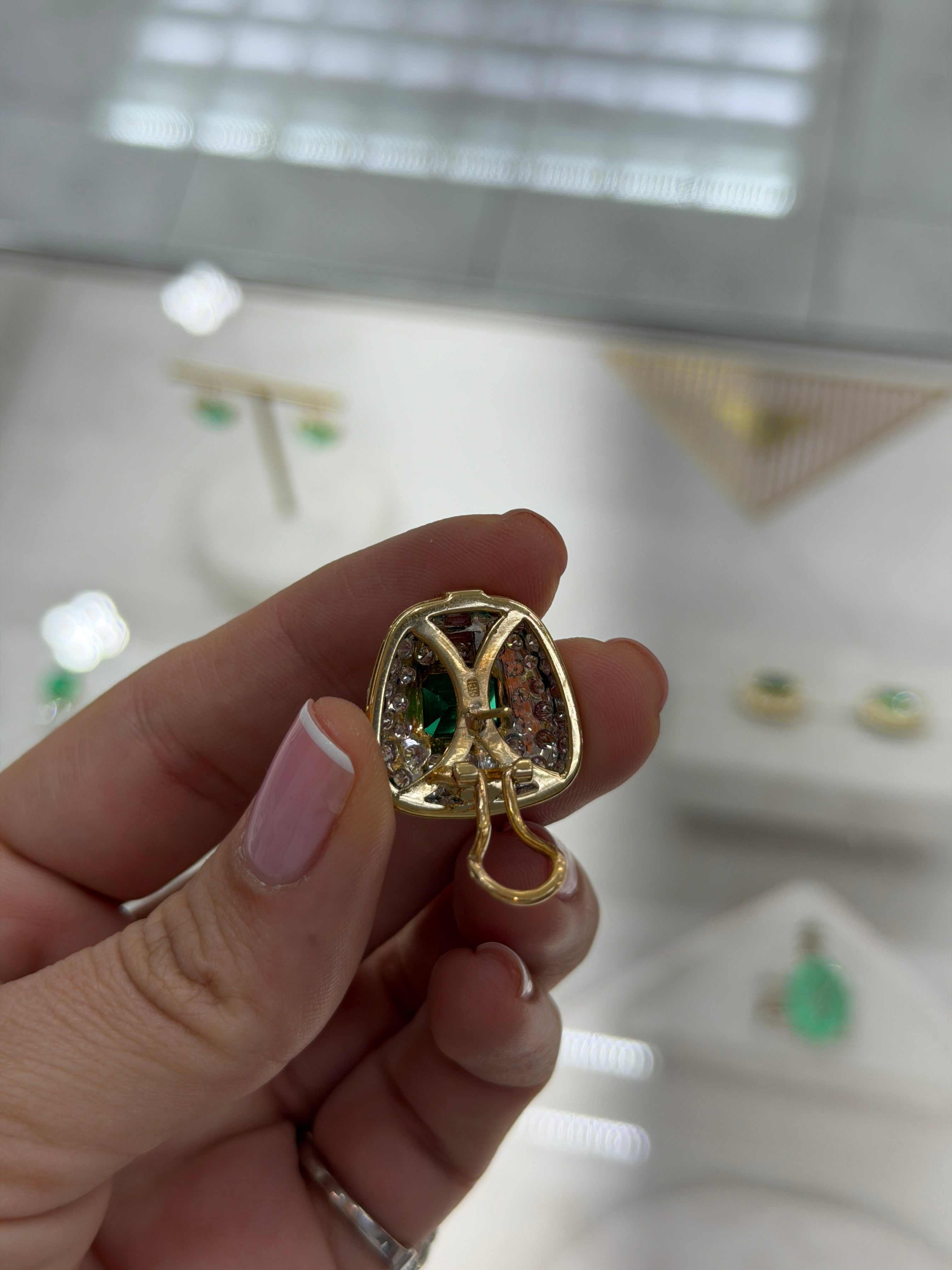 11.40カラット AAA+ コロンビア産エメラルド&ダイヤモンド ステートメントイヤリング 18K