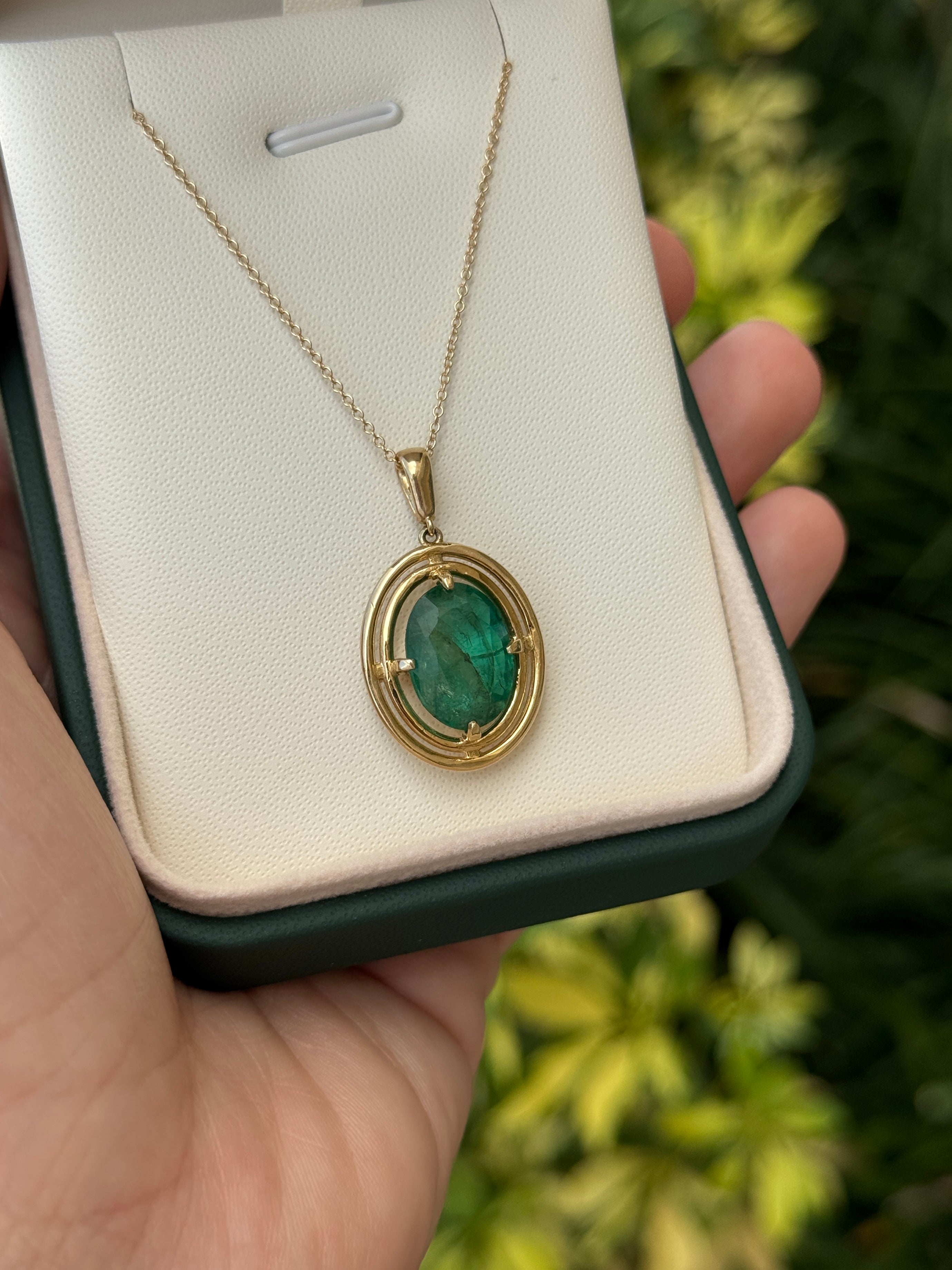 Ciondolo con smeraldo ovale in montatura solitaria con doppio alone e incastonatura flottante a quattro griffe in oro giallo 14 carati di JR Colombian Emeralds.