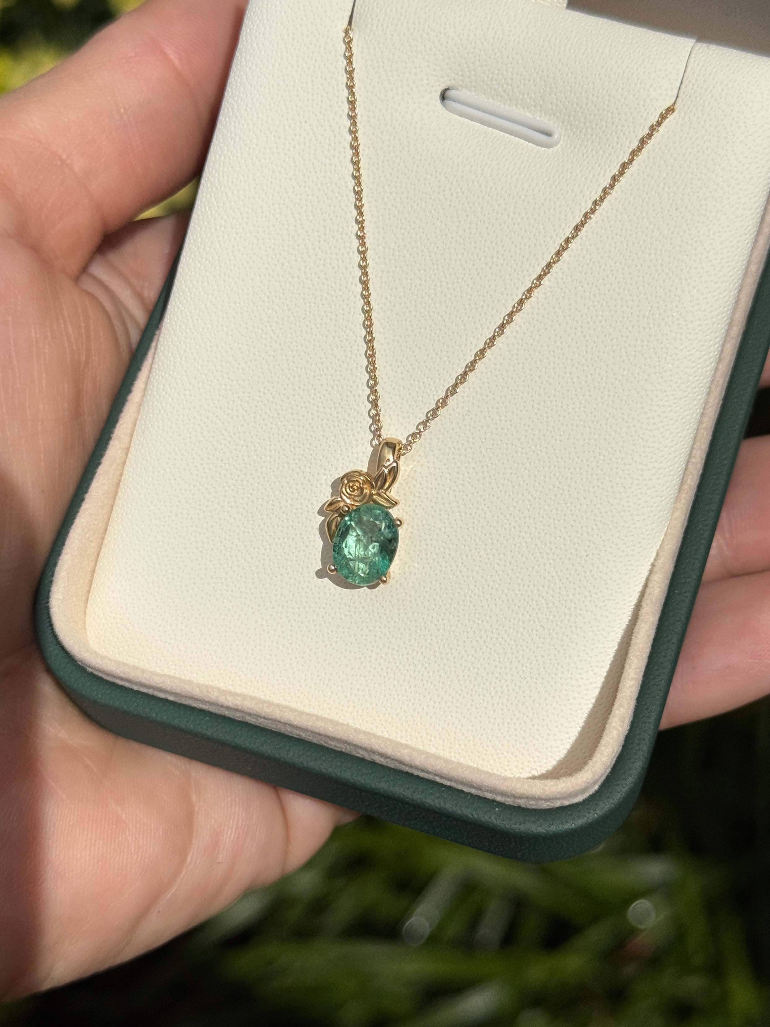 Collana con ciondolo in oro 14 carati con uno smeraldo naturale verde medio da 1,80 carati a taglio ovale, incastonato in una montatura solitaria a motivo floreale, realizzata da JR Colombian Emeralds.