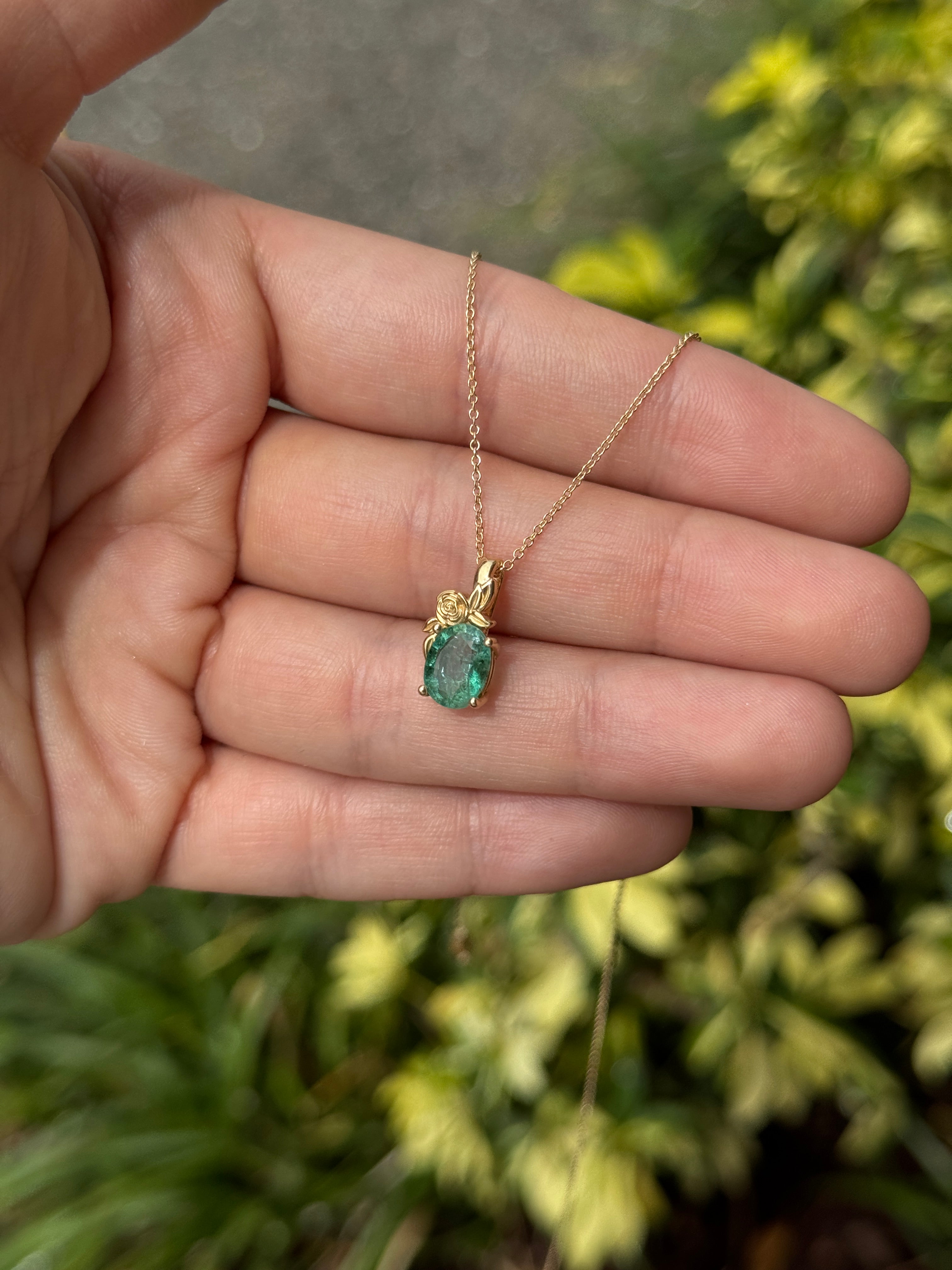 Collana con pendente in oro 14 carati con uno smeraldo naturale verde medio da 1,80 carati, taglio ovale, incastonato in una montatura solitaria a forma di fiore.