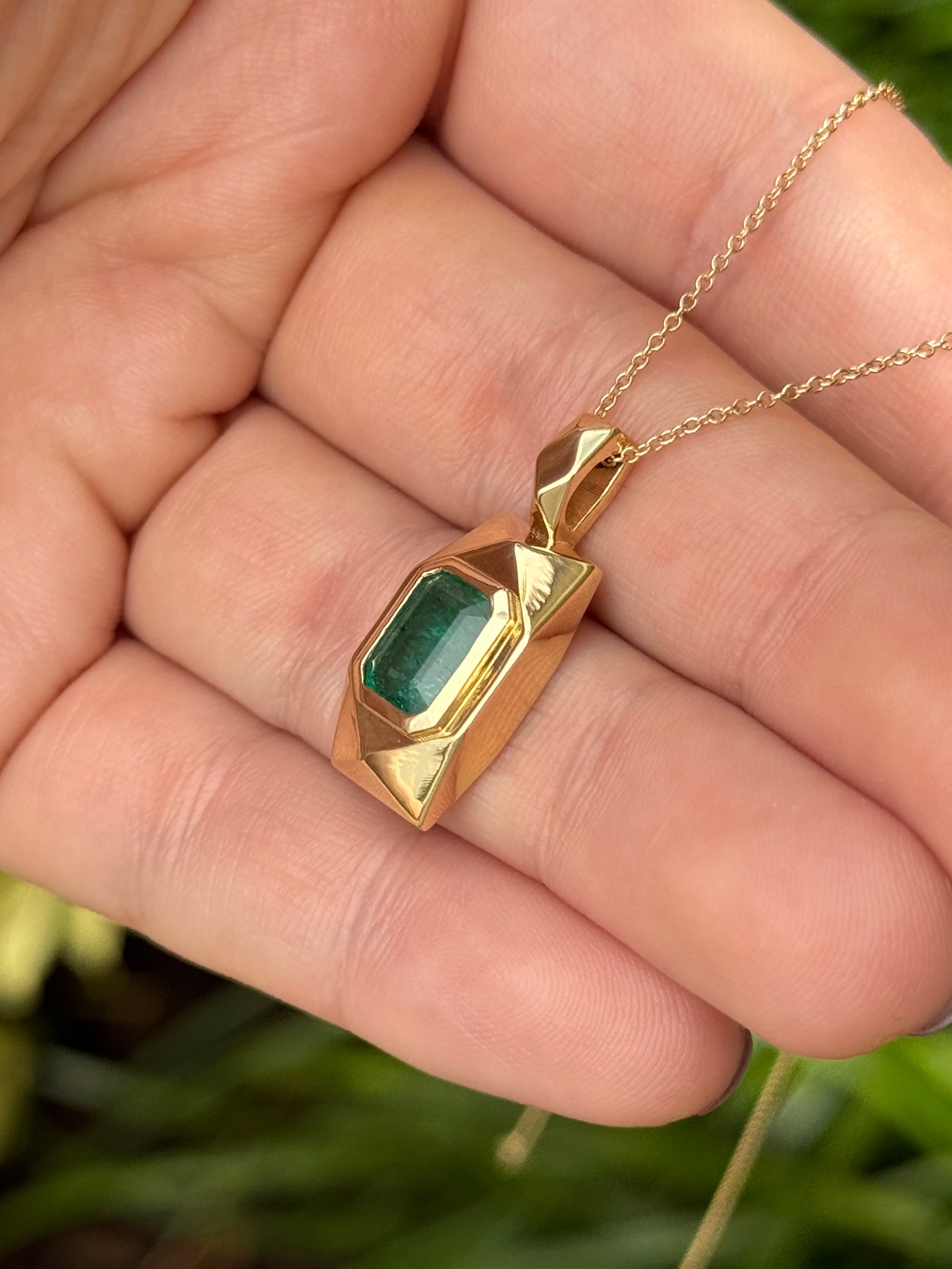 Emerald dog tag pendant with 2.35 carats in 14K gold, featuring a vibrant Colombian emerald, jewelry by JR Colombian Emeralds.