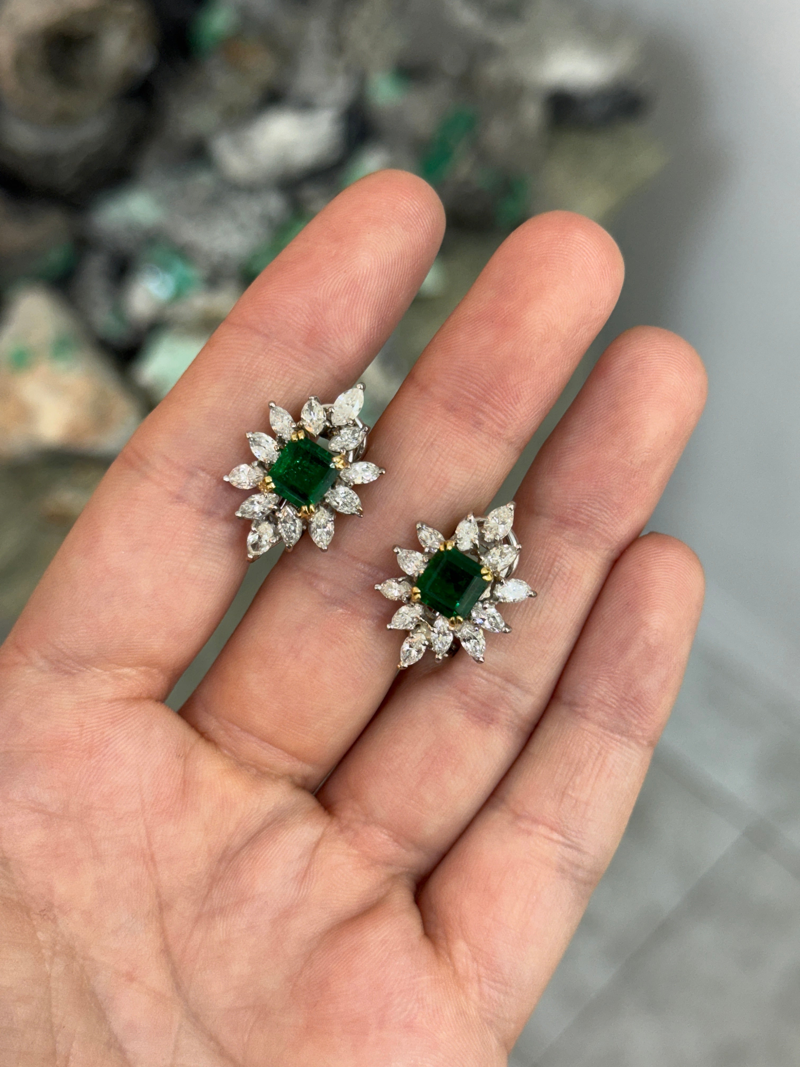 Cocktail-Ohrringe aus 18 Karat Gold mit AAA+-Smaragden und Diamanten im Starburst-Design, mit insgesamt 7,92 Karat von JR Colombian Emeralds, bestückt mit leuchtend grünen Edelsteinen.