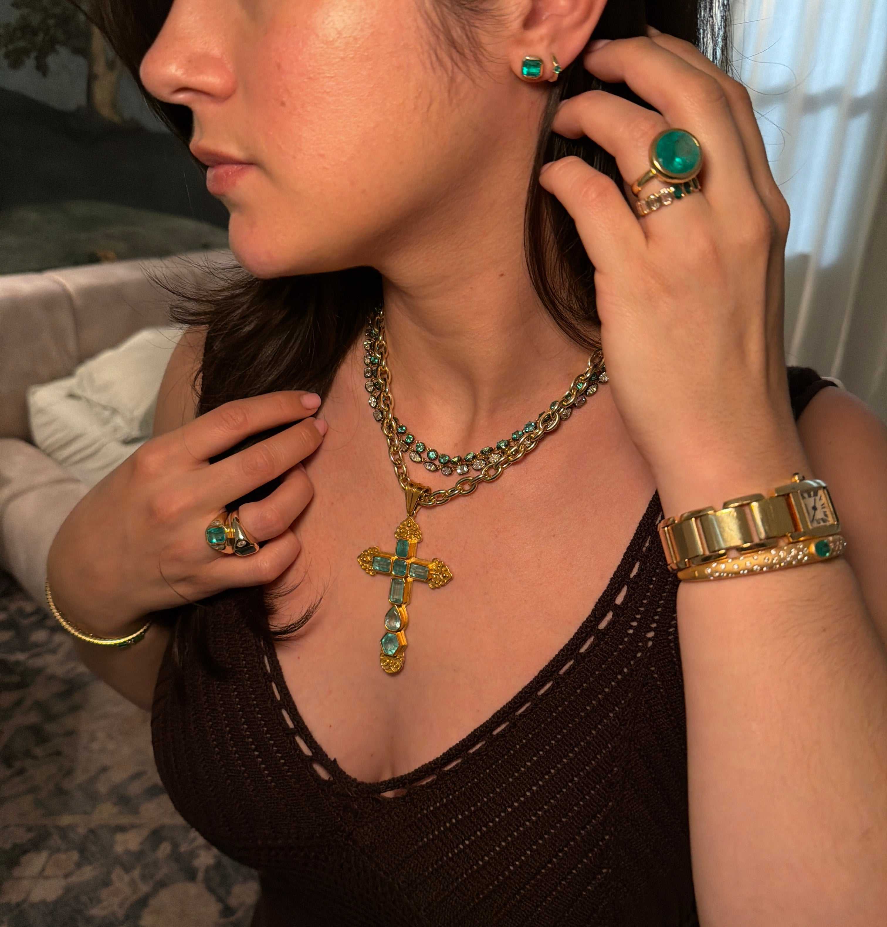 Colombian Emerald 11.33ct 18K gold inspired ladies emerald round bezel engagement ring showing the detailed design and vibrant green gemstone.