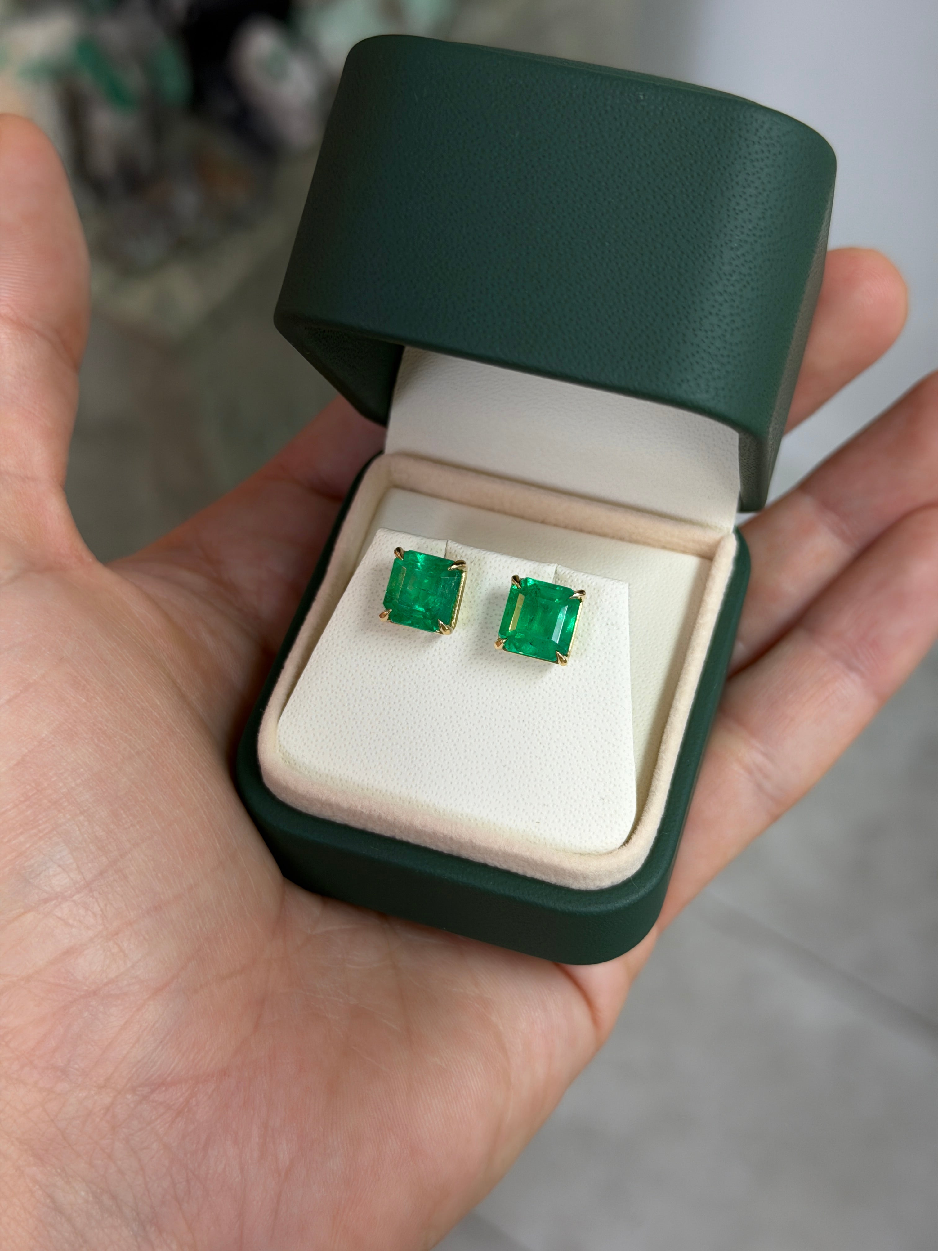 5,39 Karat, feiner kolumbianischer Smaragd im Asscher-Schliff aus Muzo, grün, Ohrstecker, 18 Karat