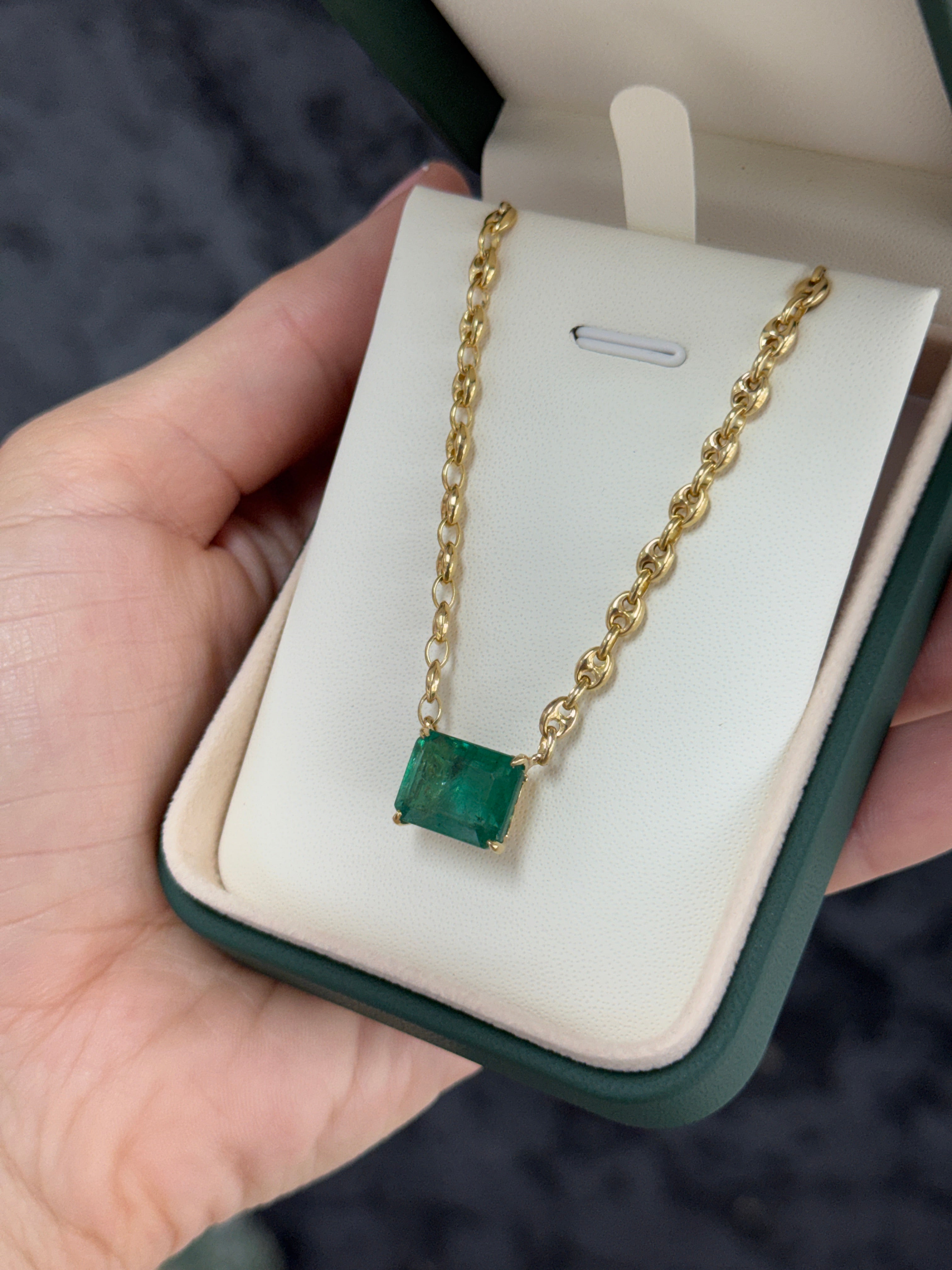 7.30 carat east-to-west emerald solid Gucci link necklace by JR Colombian Emeralds, 20-inch 14K gold chain.