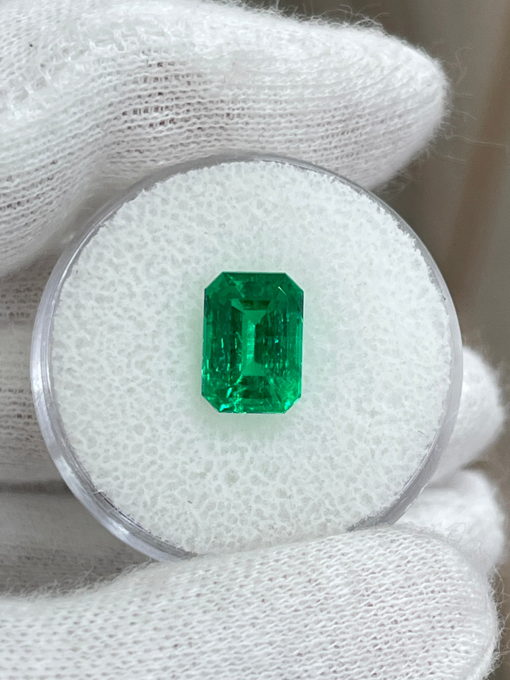 2.56 Carat AAA+ 9.5x7 Minor Oil Vivid Green Natural Loose Colombian Emerald- Emerald Cut - JR Colombian Emeralds