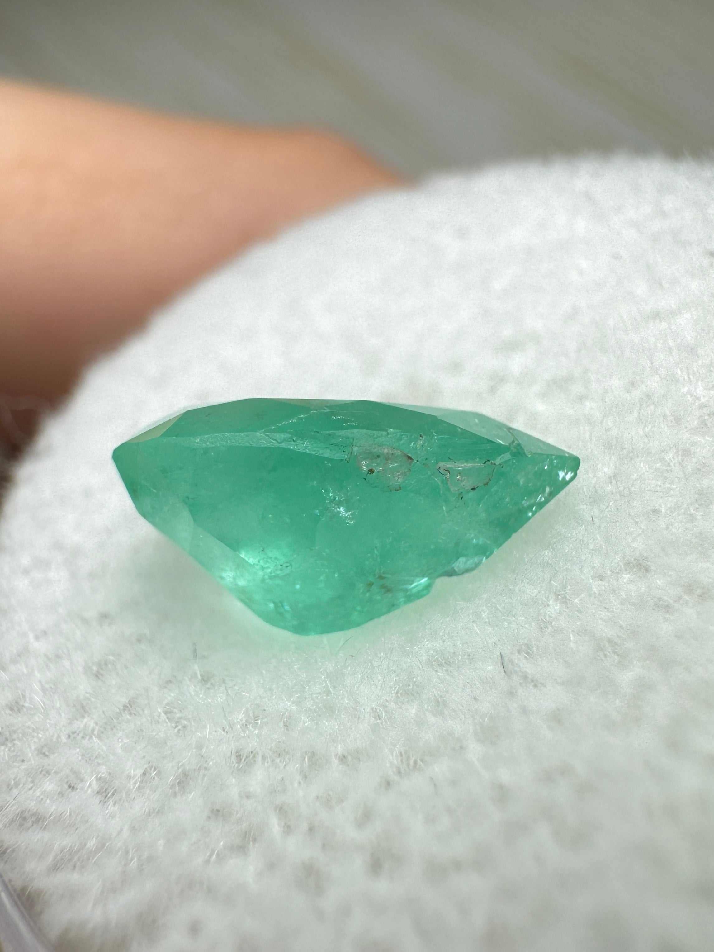 Émeraude colombienne naturelle verte de 1,89 carat, taille poire, 10,6 x 7,4 cm - JR Colombian Emeralds