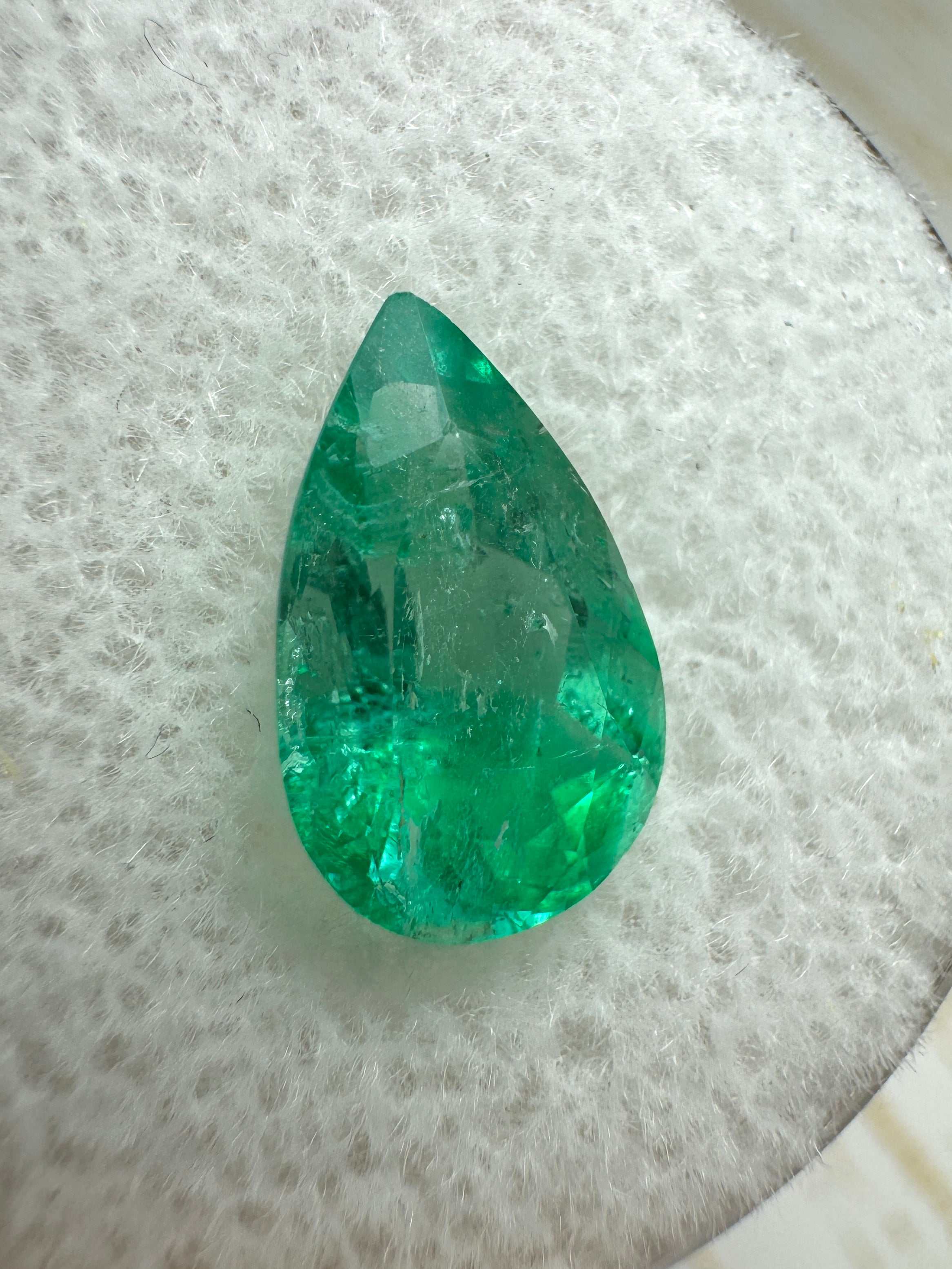 Émeraude colombienne naturelle bicolore verte de 2,10 carats, en taille poire - JR Colombian Emeralds