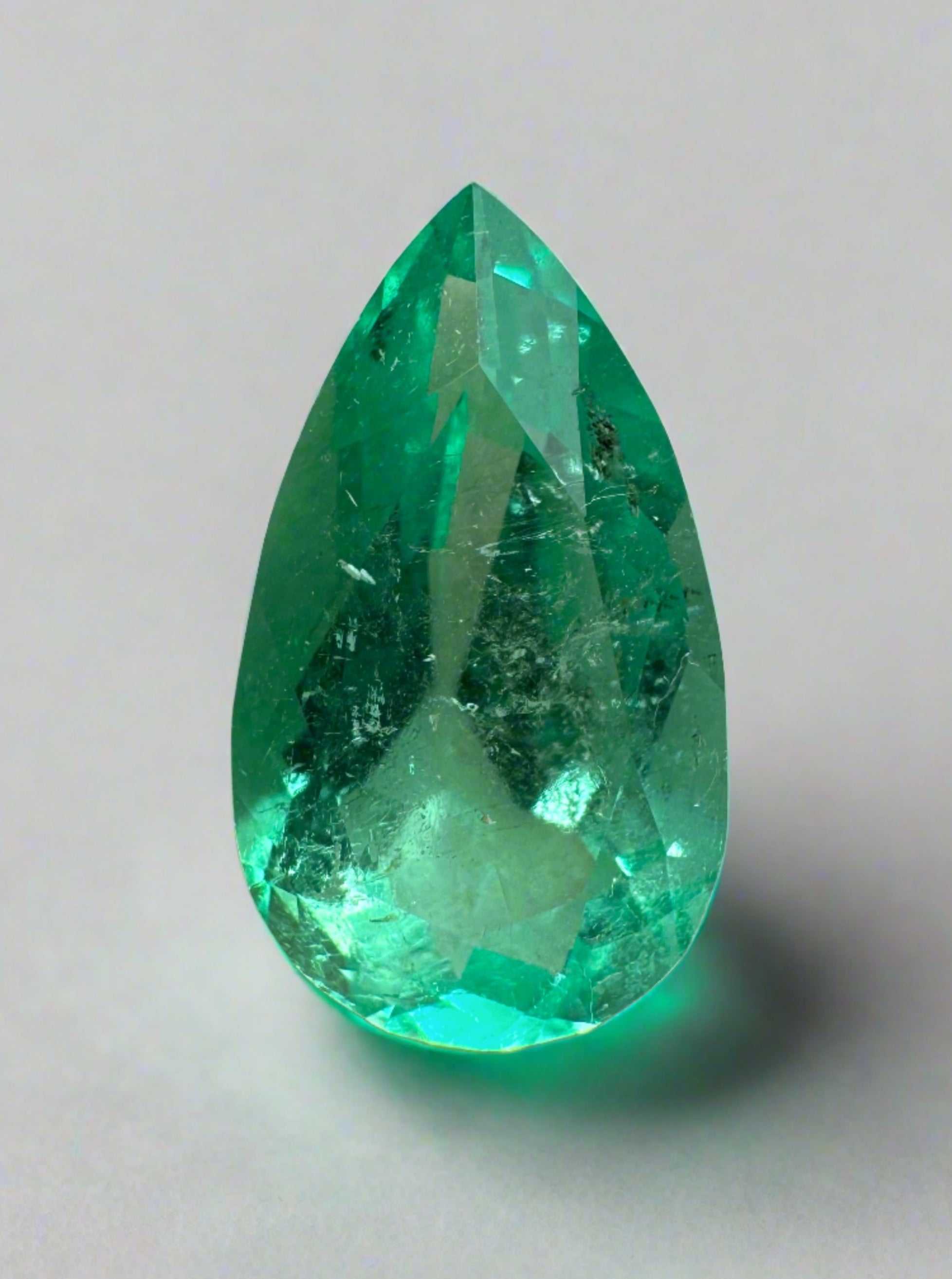 Émeraude colombienne naturelle transparente de 2,22 carats, taille poire - JR Colombian Emeralds