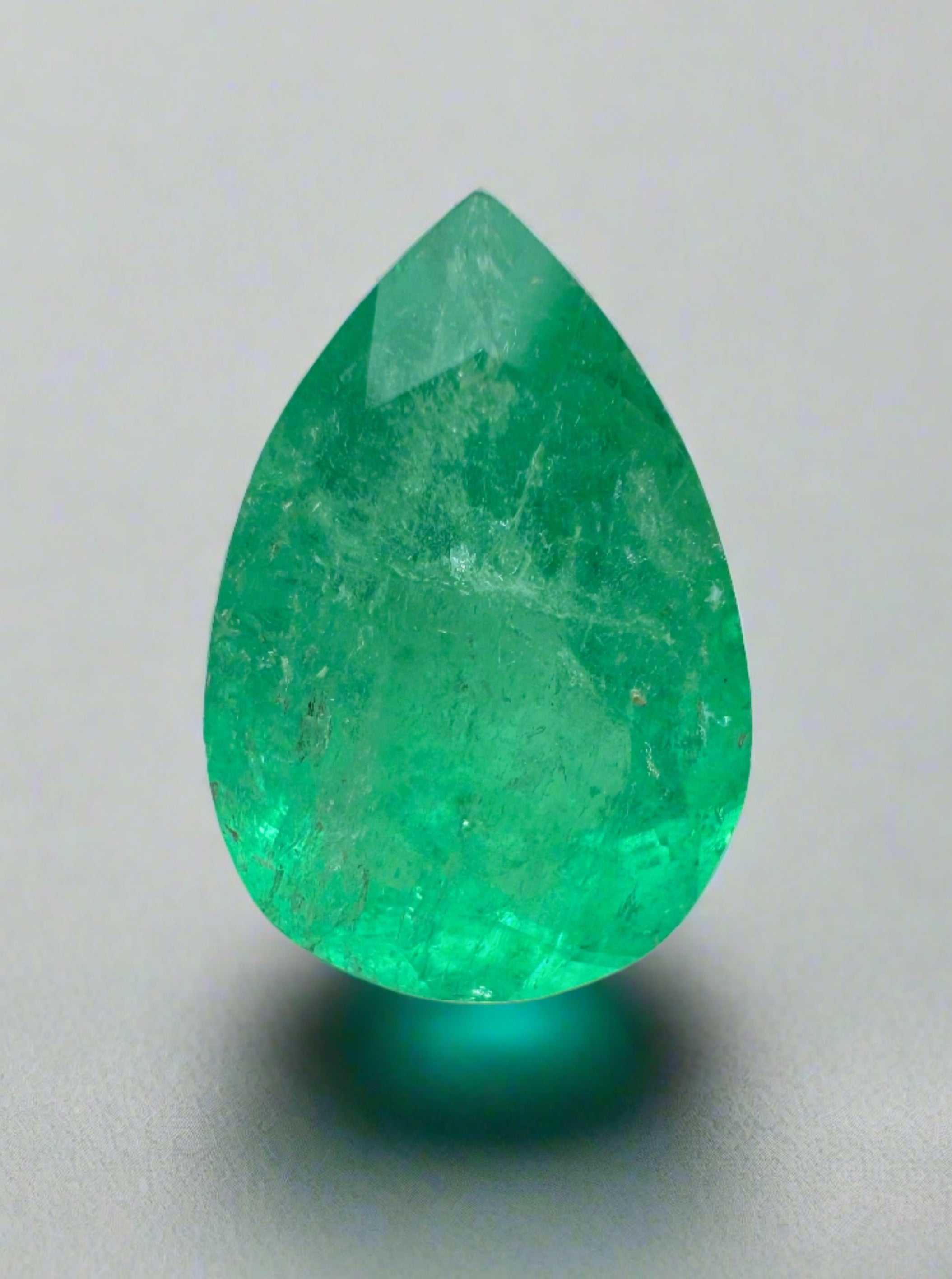 Émeraude colombienne naturelle de 2,43 carats, de couleur vert jaunâtre, en taille poire - JR Colombian Emeralds