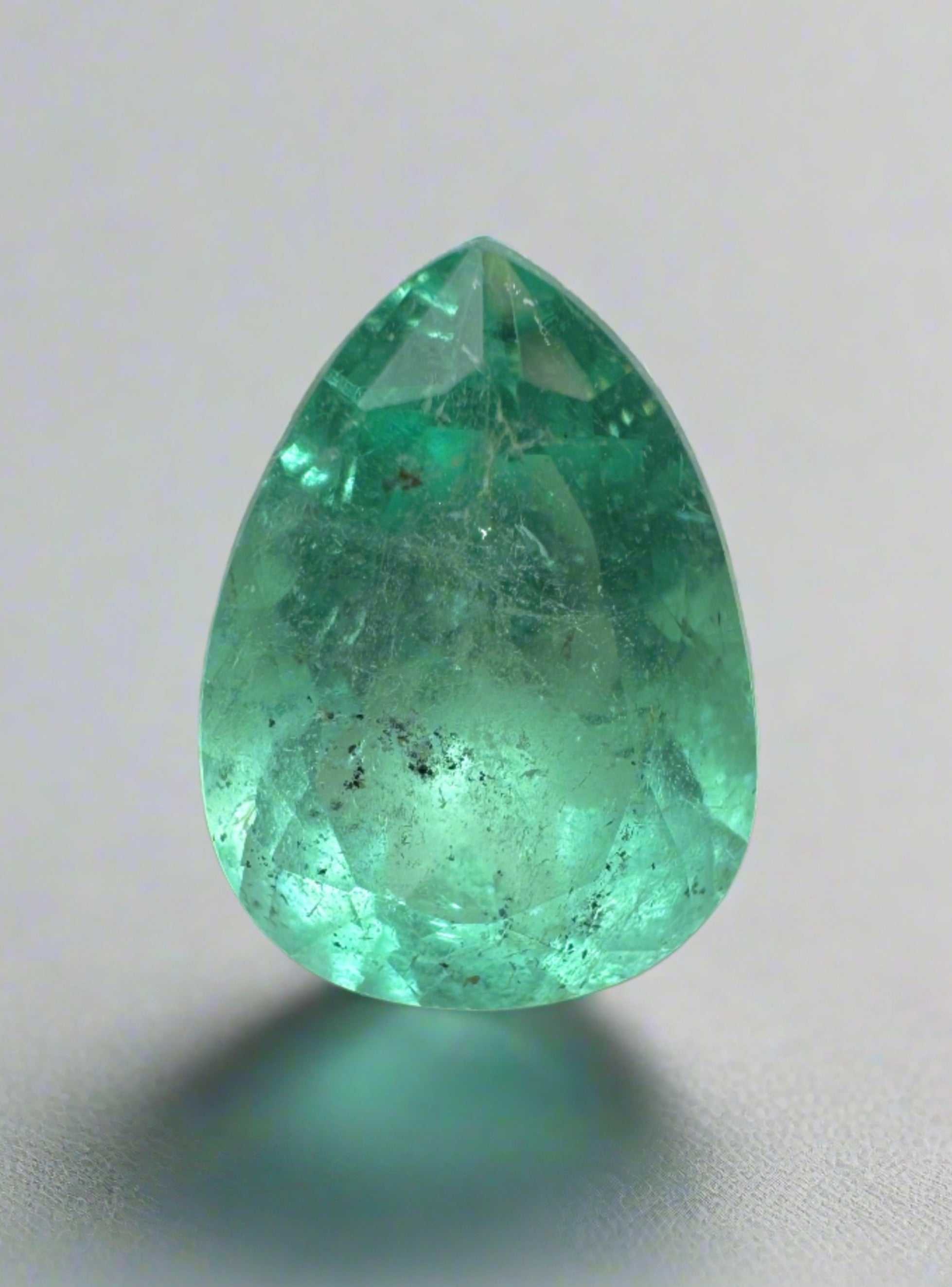 Émeraude colombienne naturelle de 2,44 carats, de couleur vert-bleu clair, en vrac, taille poire - JR Colombian Emeralds
