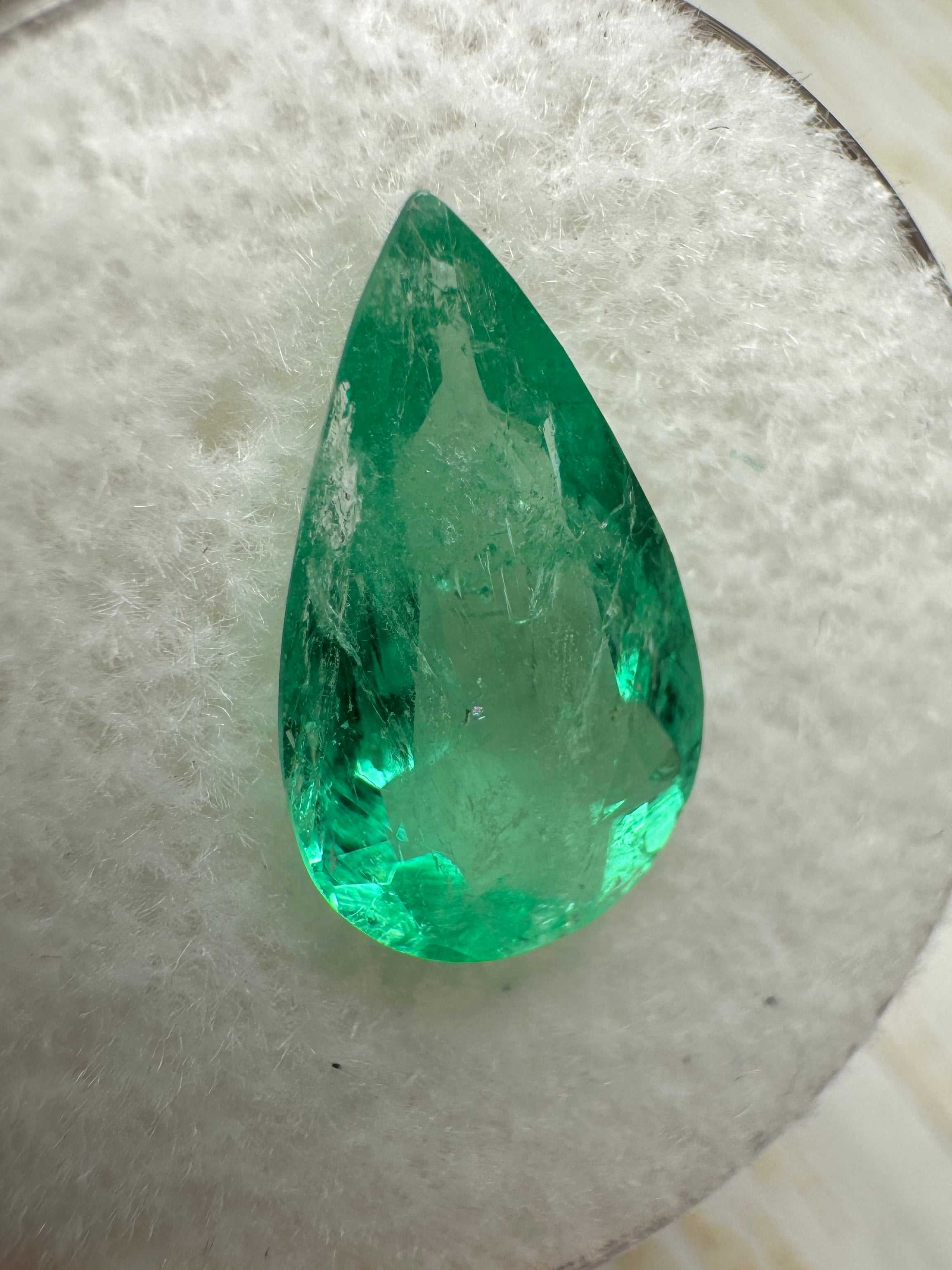 Deux émeraudes naturelles colombiennes de 2,61 carats, taillées en forme de poire, qui se distinguent par leur couleur verte éclatante et leur pureté, proposées par JR Colombian Emeralds.