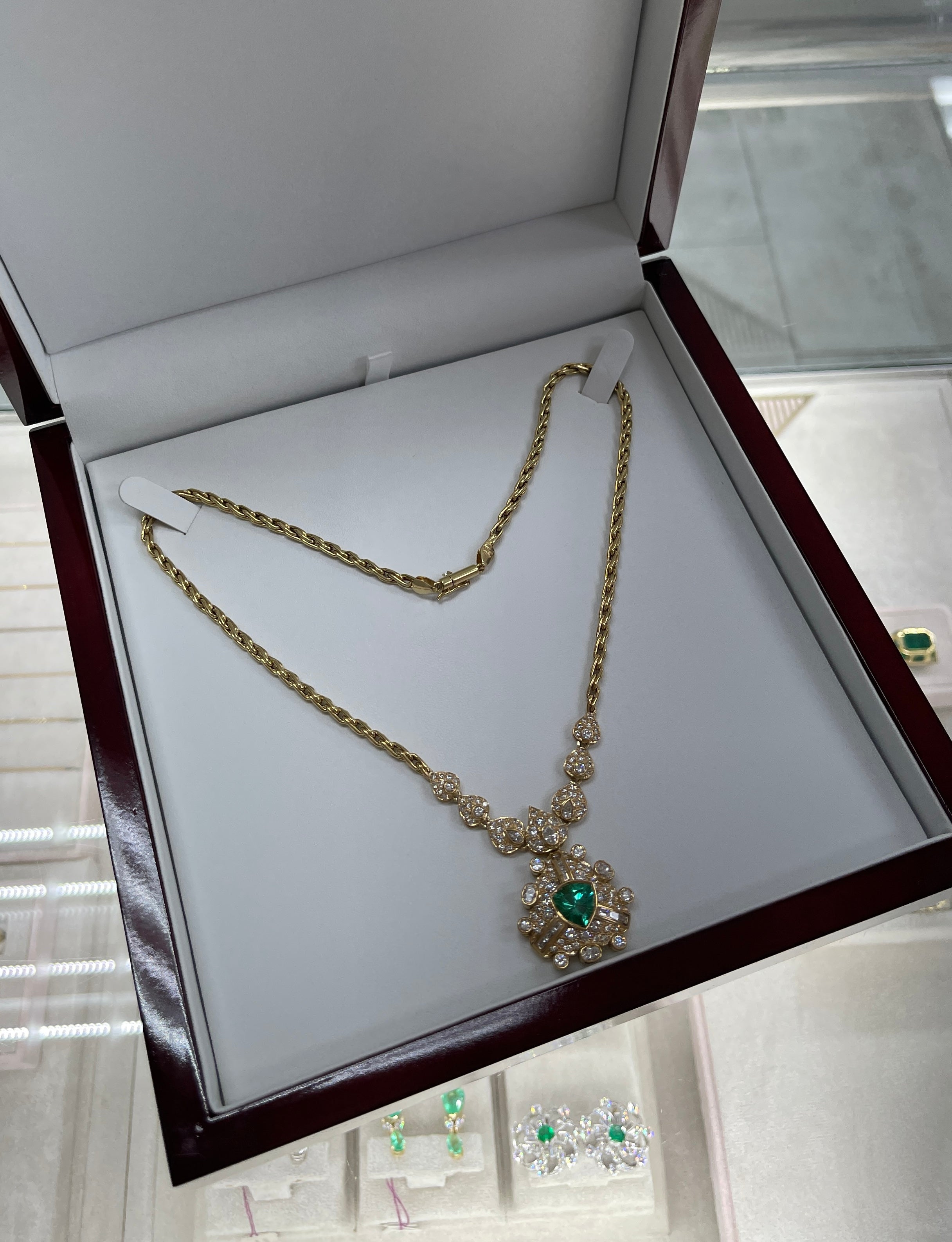 Vintage 1980s Colombian Emerald & Diamond Necklace 18K Gold – 6.28 TCW Trillion-Cut AAA Natural Emerald - JR Colombian Emeralds