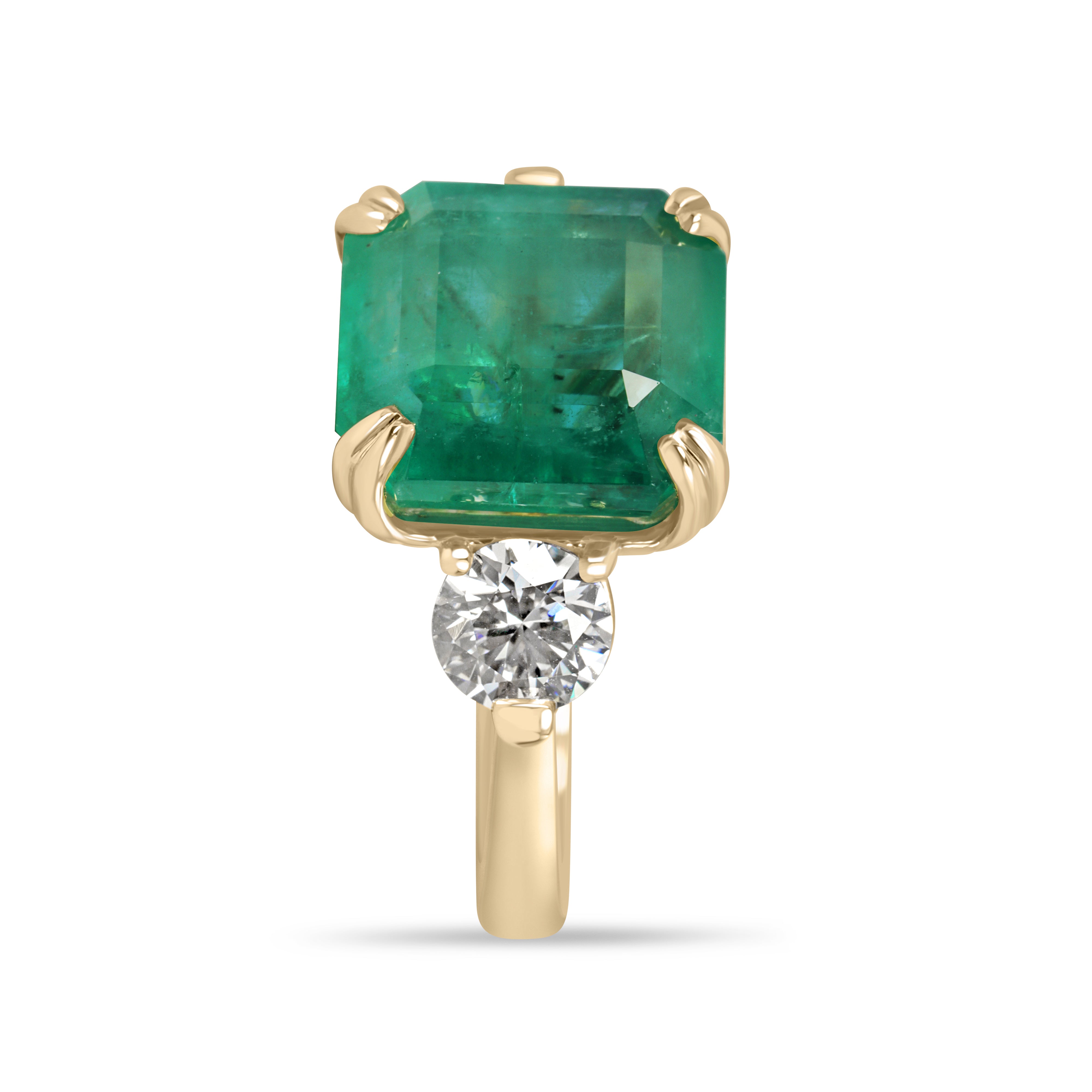 JR Colombian Emeraldsによる、14Kゴールドのカテドラルセッティングに、3石のアッシャーカットのエメラルドとラウンドカットのラボダイヤモンドをあしらったエンゲージメントリング。