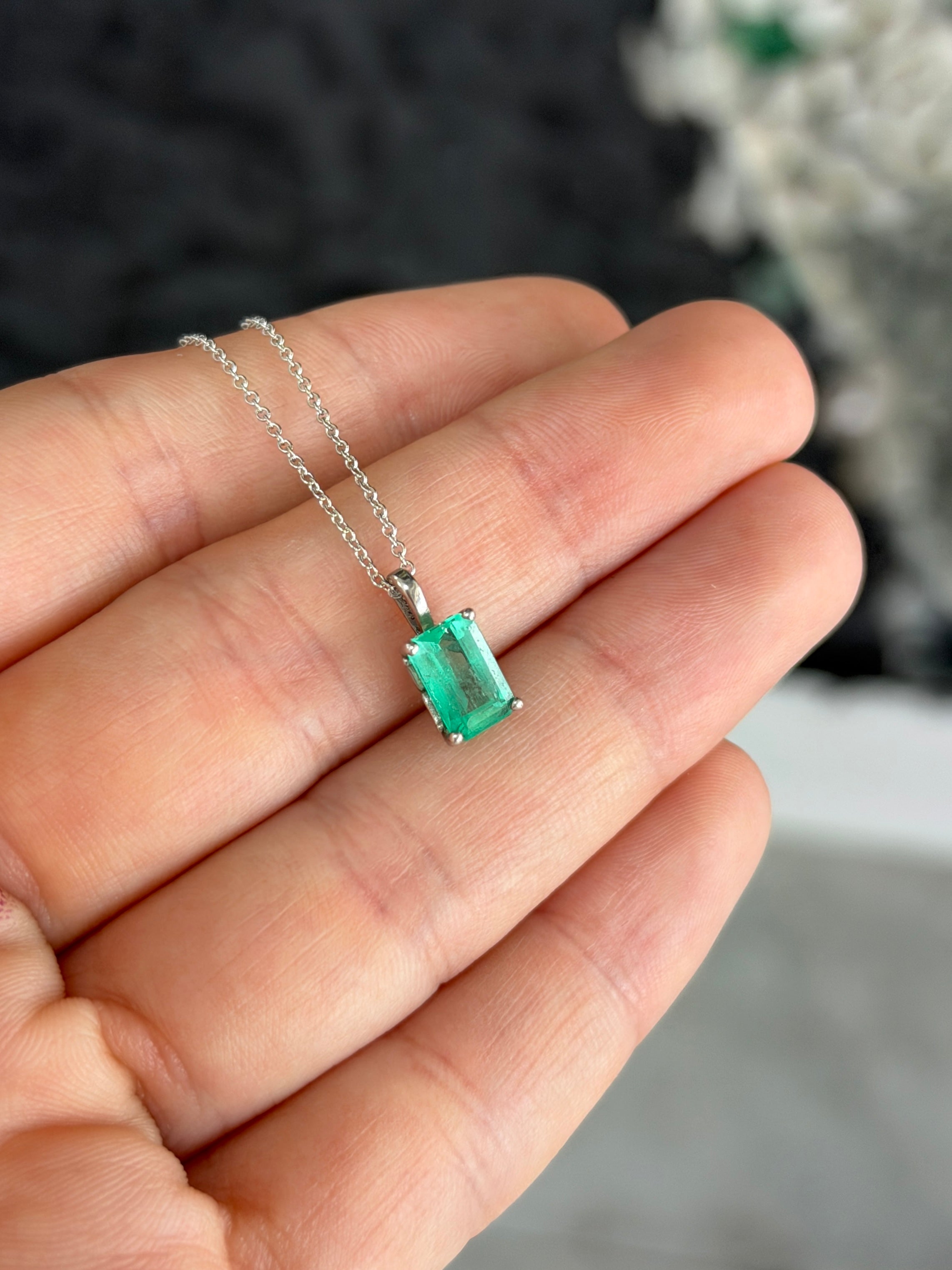 Collana con solitario in oro bianco 14 carati con smeraldo colombiano da 1,19 carati