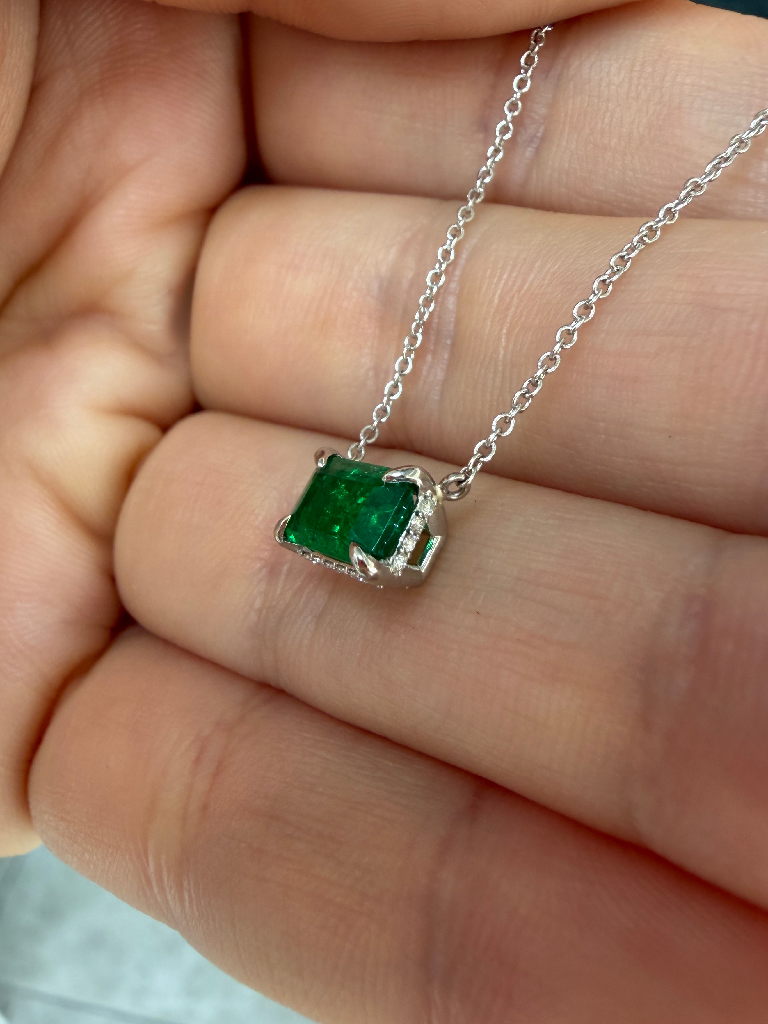 Collana fissa in platino con smeraldo naturale AAA da 1,57 carati (peso totale) orientato est-ovest e corona di diamanti nascosta