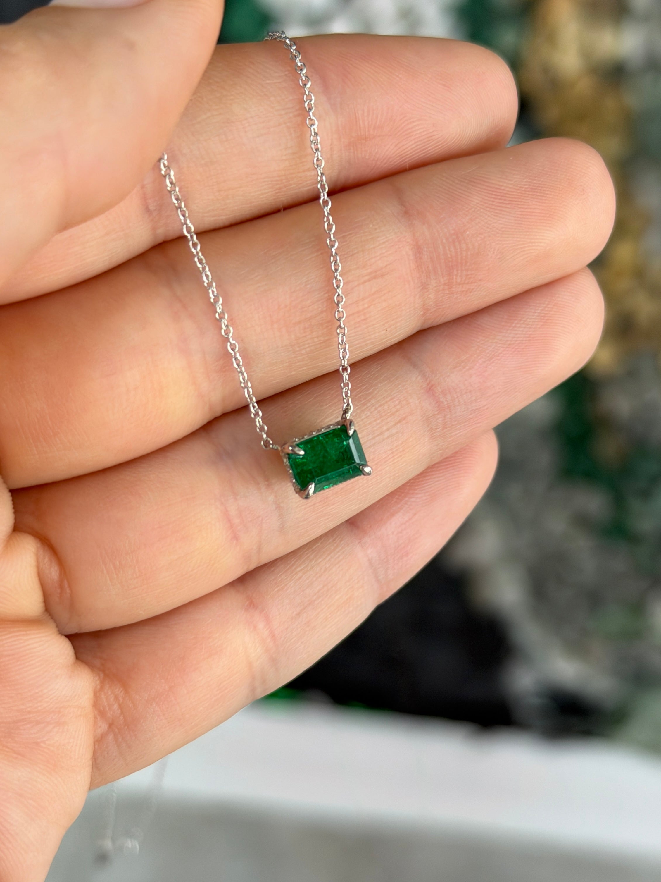 Collana fissa in platino con smeraldo naturale AAA da 1,57 carati (peso totale) orientato est-ovest e corona di diamanti nascosta