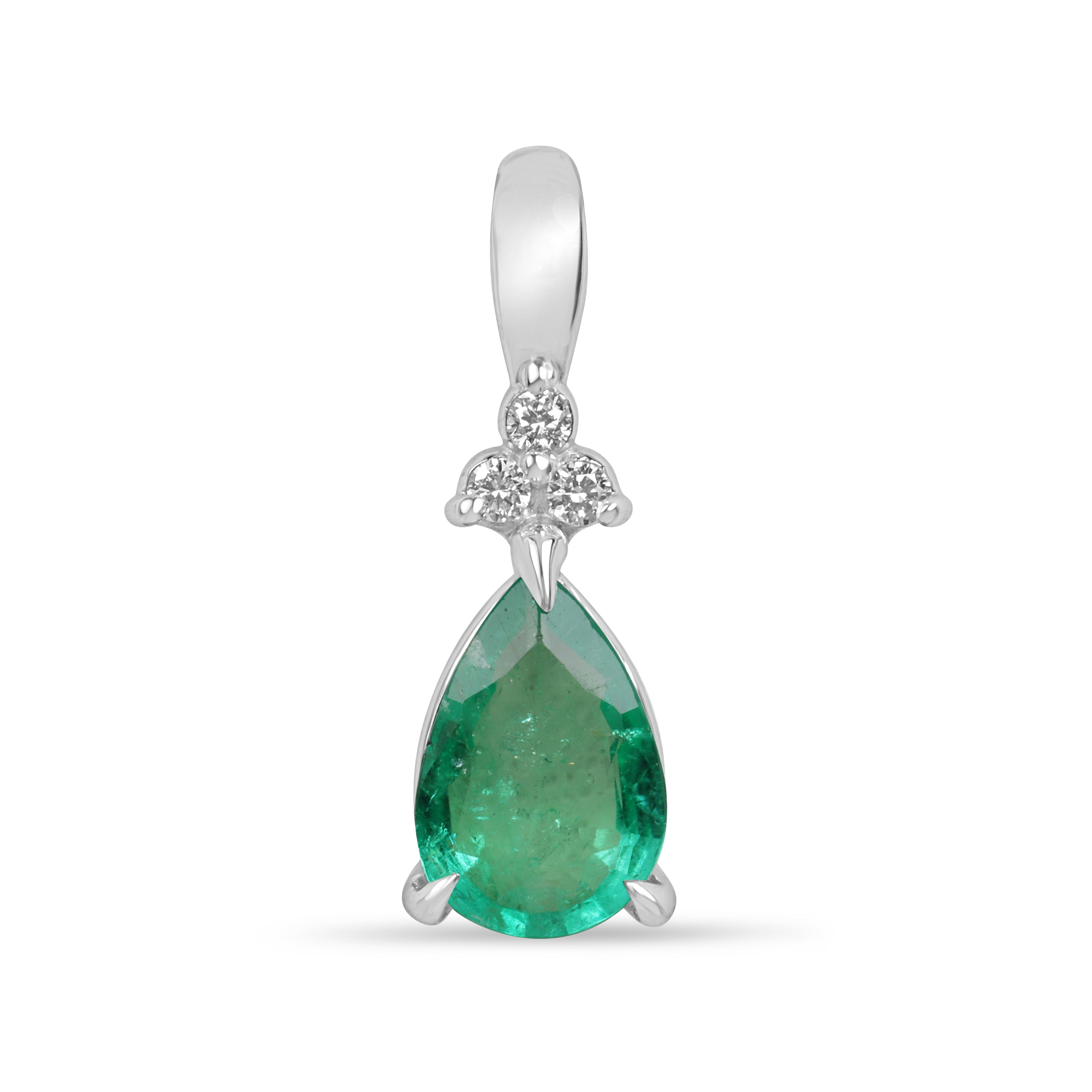 Ciondolo con smeraldo a goccia a forma di pera e grappolo di diamanti a trifoglio in oro bianco 14 carati, con pietre preziose per un totale di 1,04 carati di JR Colombian Emeralds.