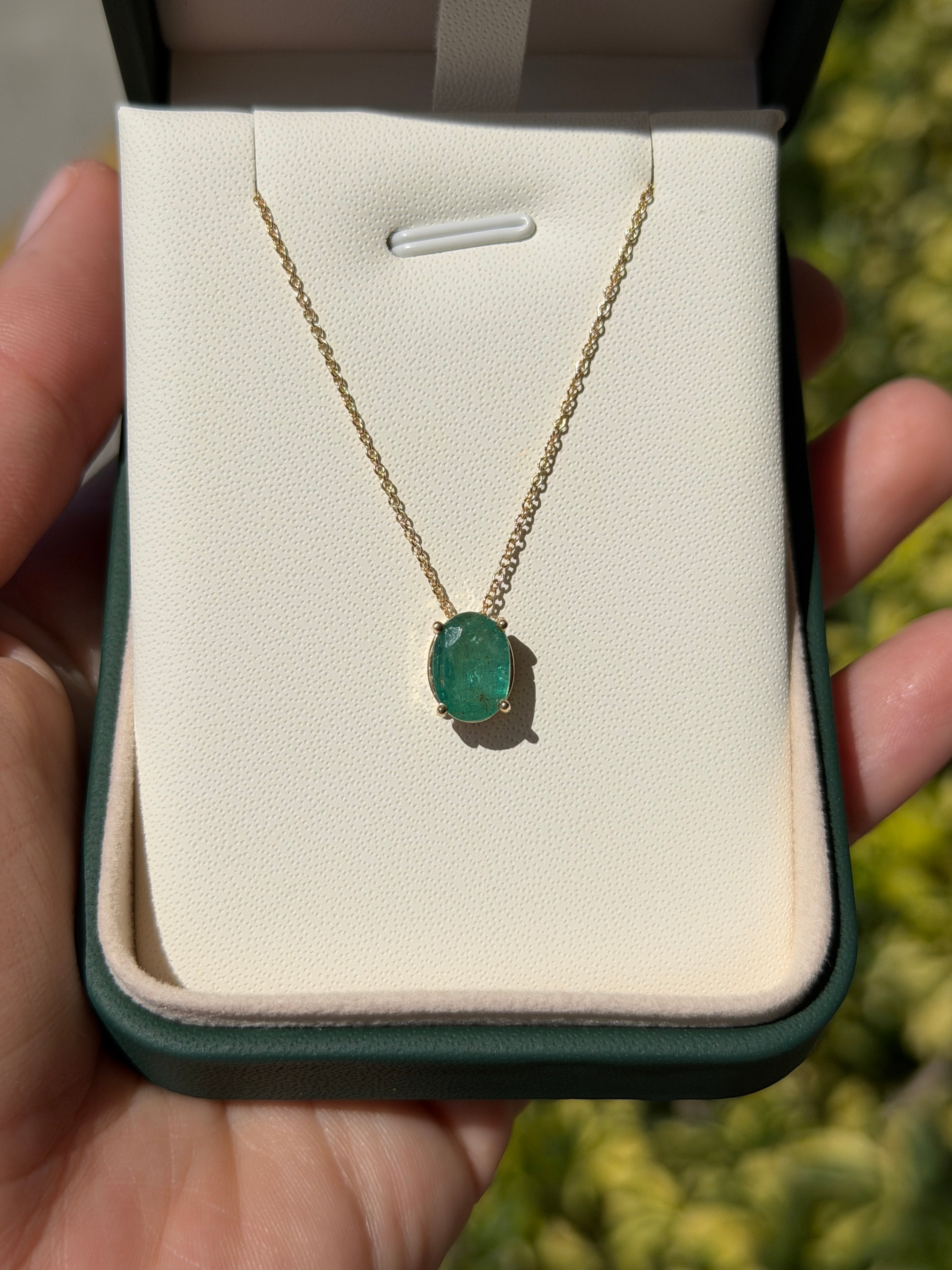 Emerald oval solitaire necklace with 2.15 carats in 14K gold, featuring a convertible slider design by JR Colombian Emeralds.