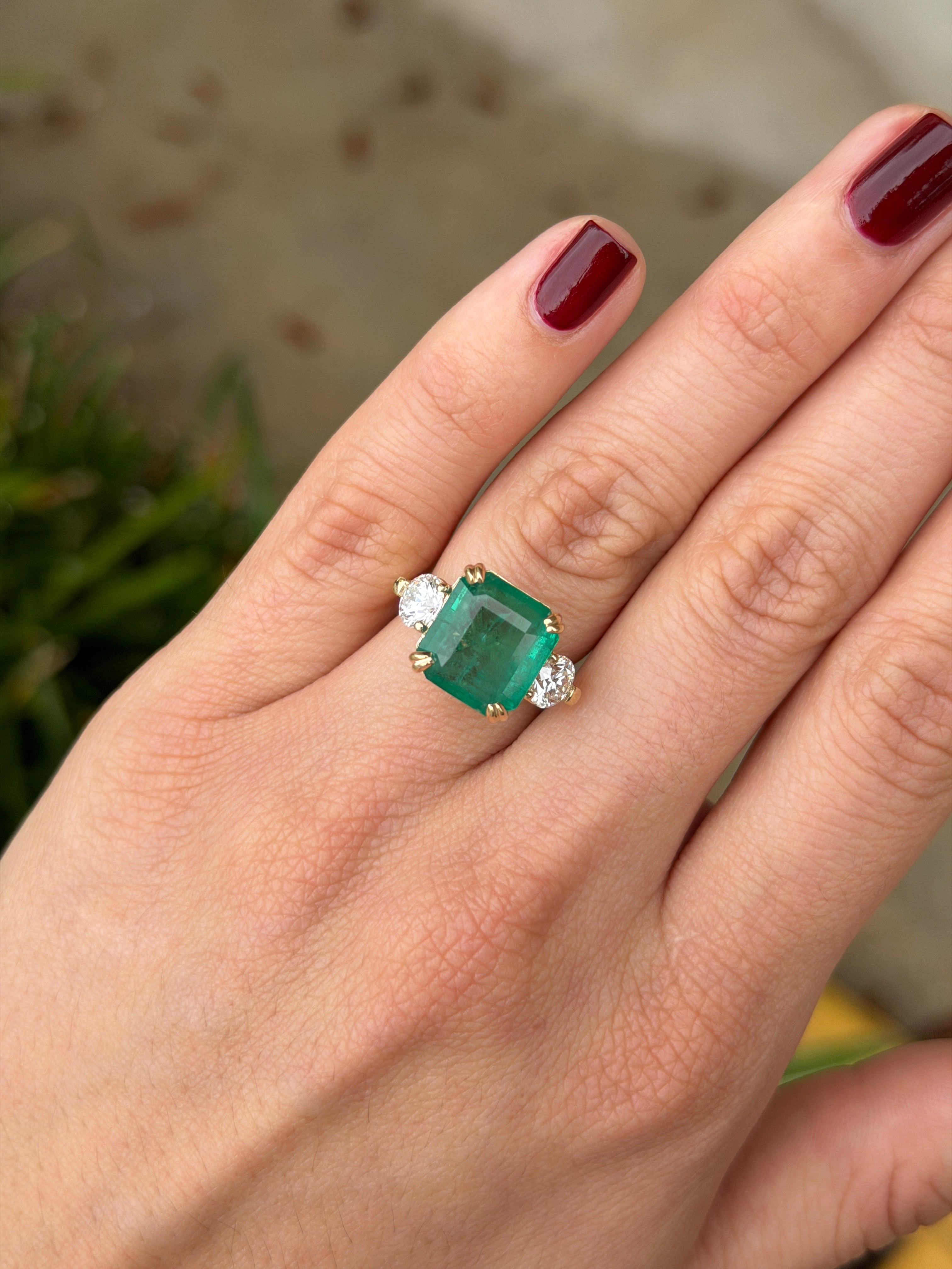 Anello di fidanzamento con tre smeraldi taglio Asscher e diamanti sintetici rotondi, in oro 14 carati con montatura a cattedrale, realizzato da JR Colombian Emeralds.