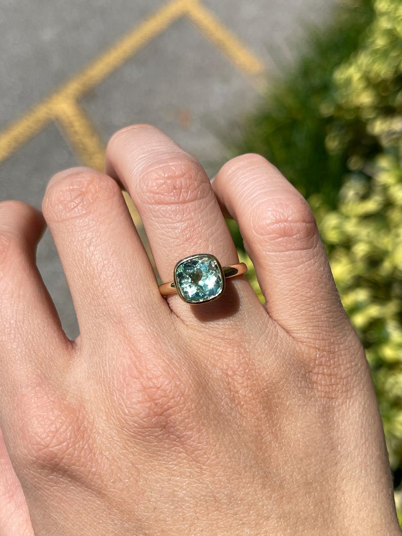 Sophisticated 18K Gold Cushion Cut Ring with 2.88ct Mint Green Emerald Gem