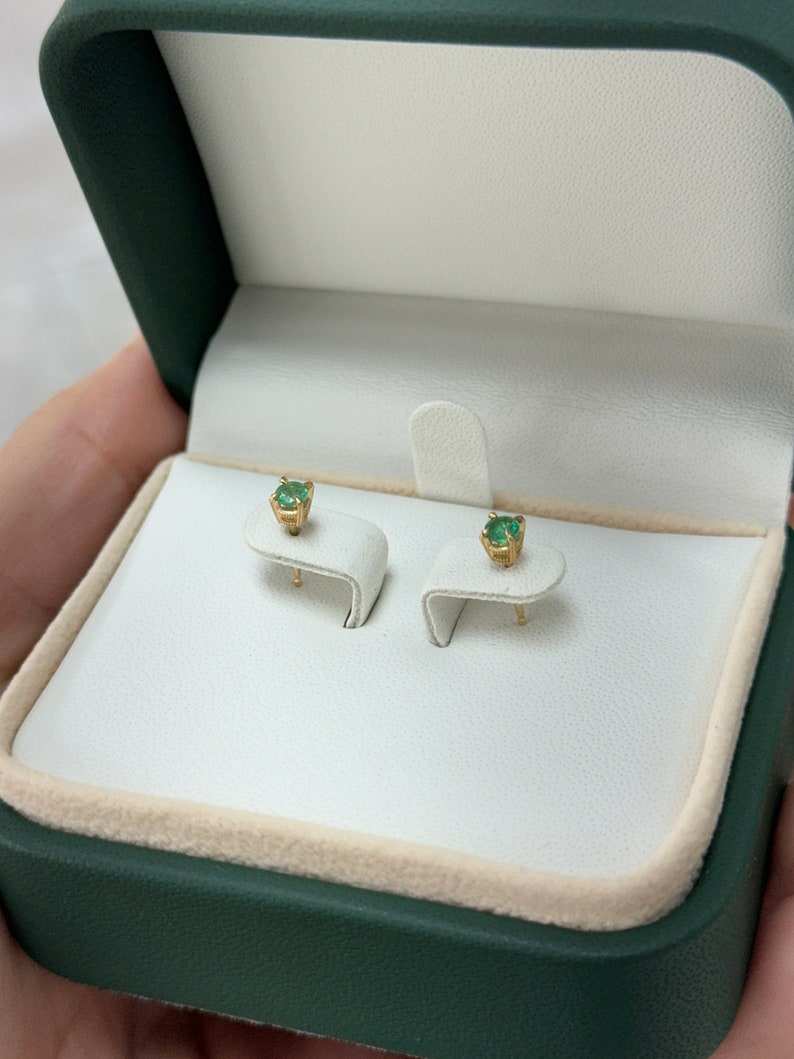 0.30tcw Natural Round Cut Emerald Baby Petite Claw Prong Unisex 3.5mm