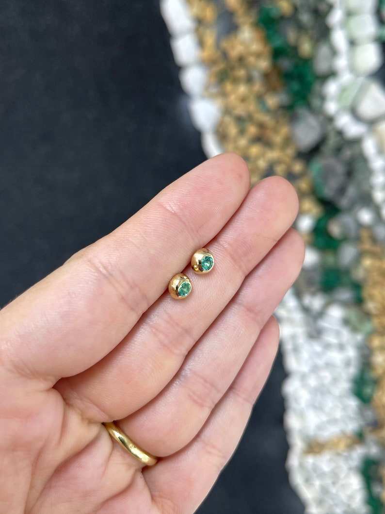 0.40tcw Medium Green 3.5mm Domed Round Cut Emerald Baby Bezel Stud Ear