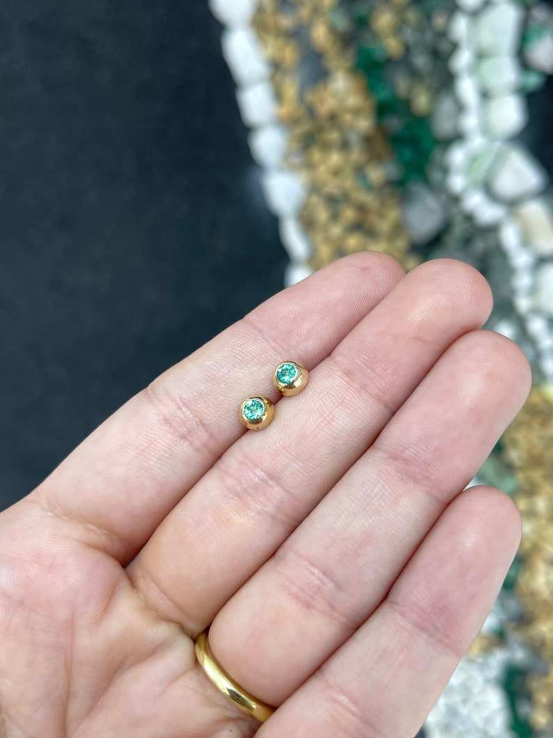 0.40tcw Medium Green 3.5mm Domed Round Cut Emerald Baby Bezel Stud Ear