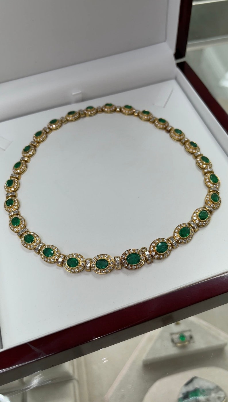 Colombian Emerald gold choker necklace with vivid green oval-cut emeralds and diamonds, 22ctw 18K 750 gold.