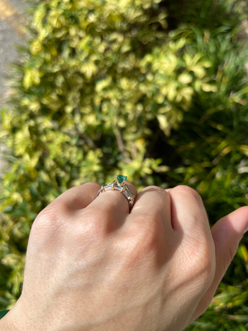 1.02tcw 18K Gold Round Emerald & Princess Cut Diamond Accent Ring - JR Colombian Emeralds