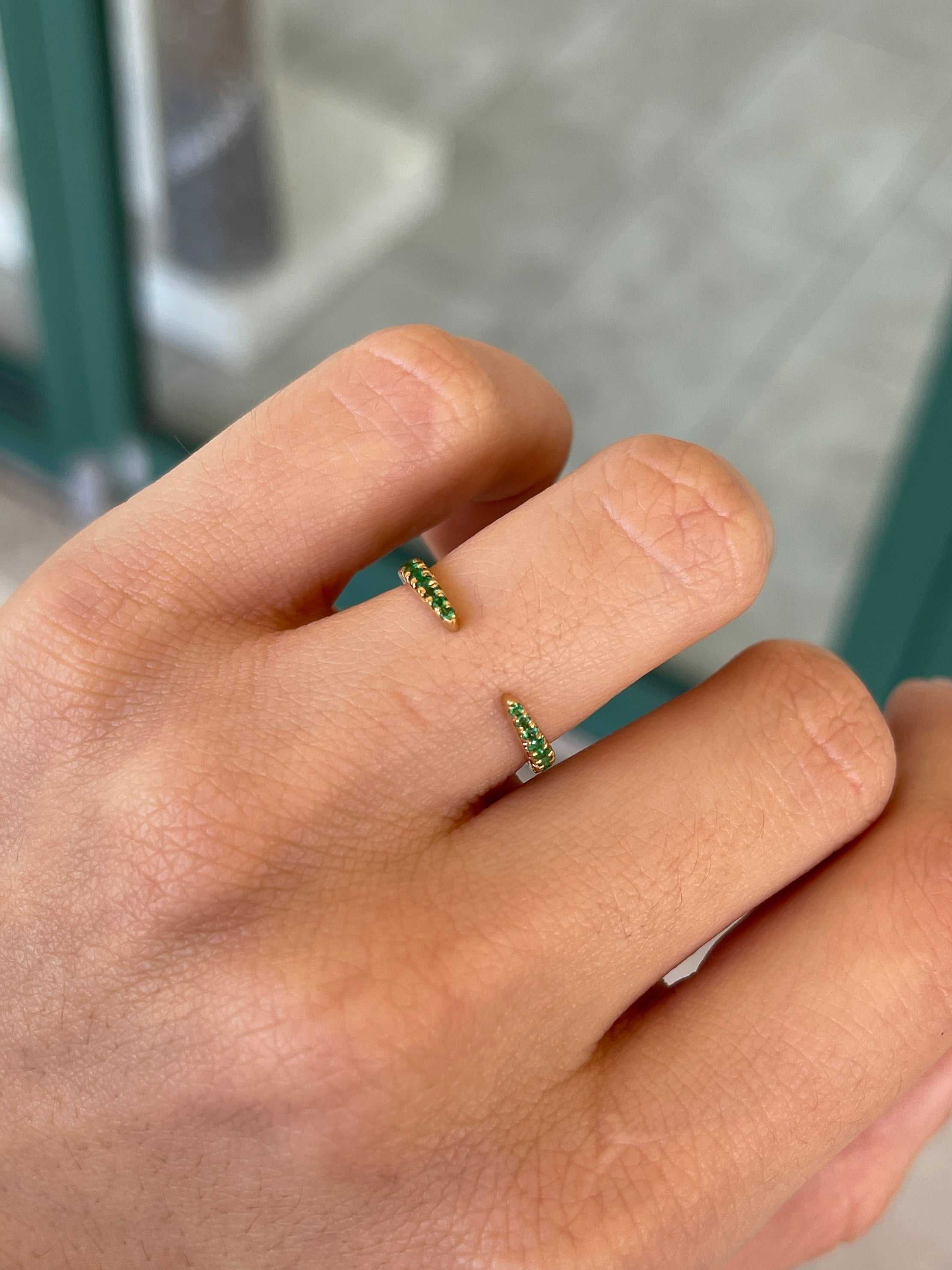 0.40tcw Natural Emerald Round Cut French Set Ultra Stackable Wedding Band 18K - JR Colombian Emeralds