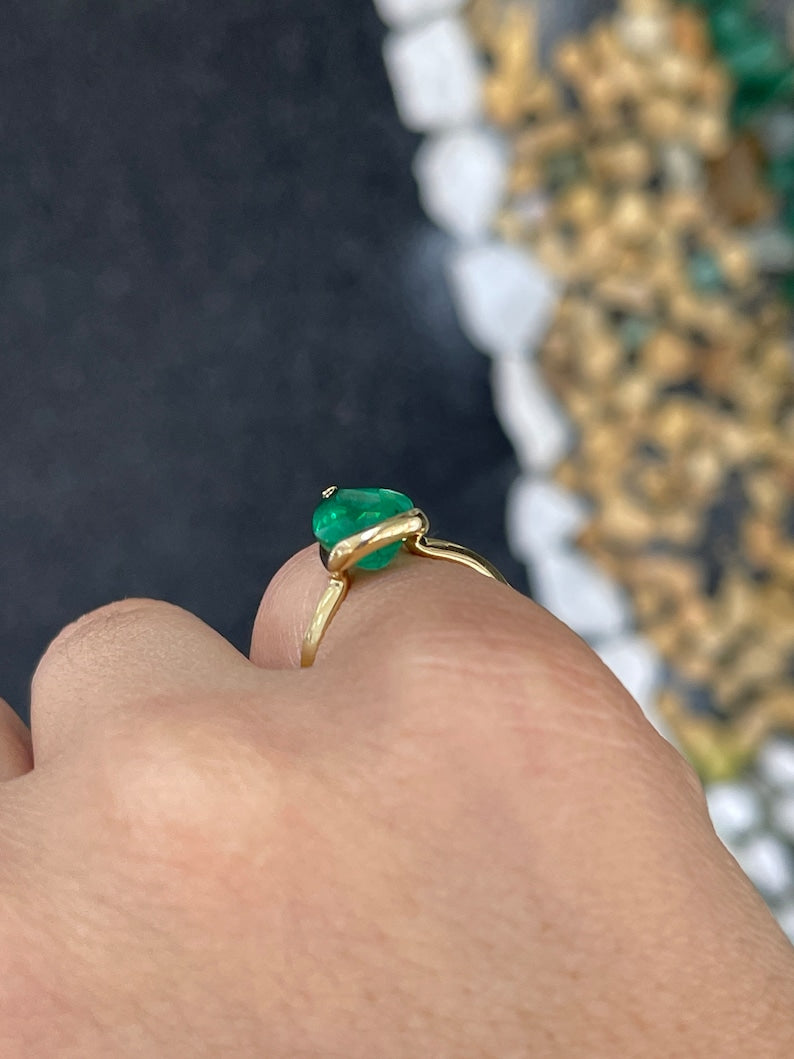 Ladies emerald ring featuring a 3.10ct pear-shaped Colombian emerald set in 18K gold with a lustrous dark green hue.