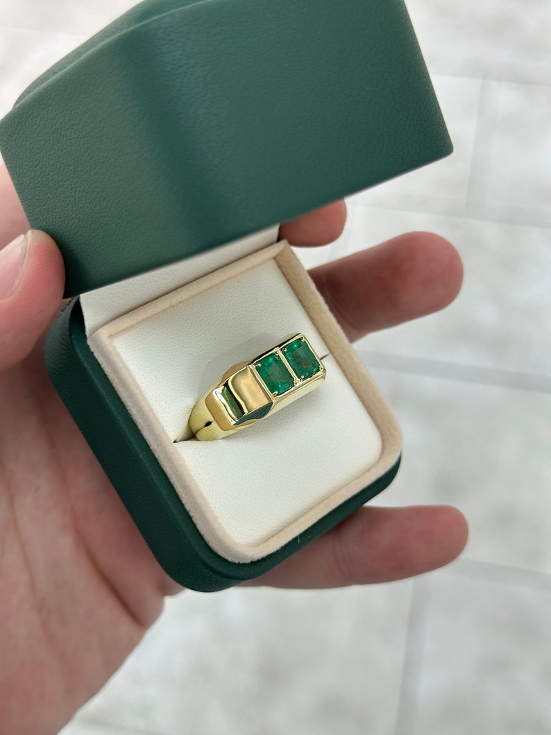 Double emerald duo men's unisex ring in 14K gold with bezel setting, featuring two vibrant Colombian emeralds.