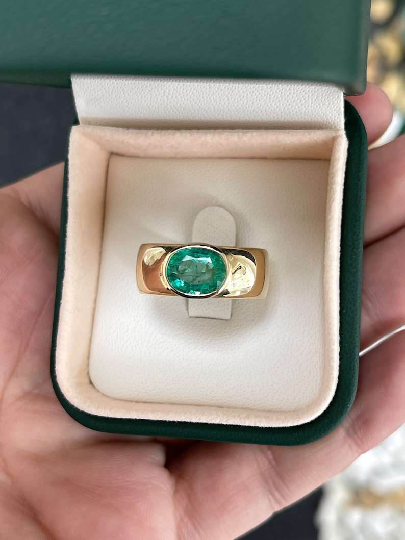 Natural medium green 8mm oval cut Colombian Emerald solitaire ring in 14K gold, unisex design with elegant gemstone setting