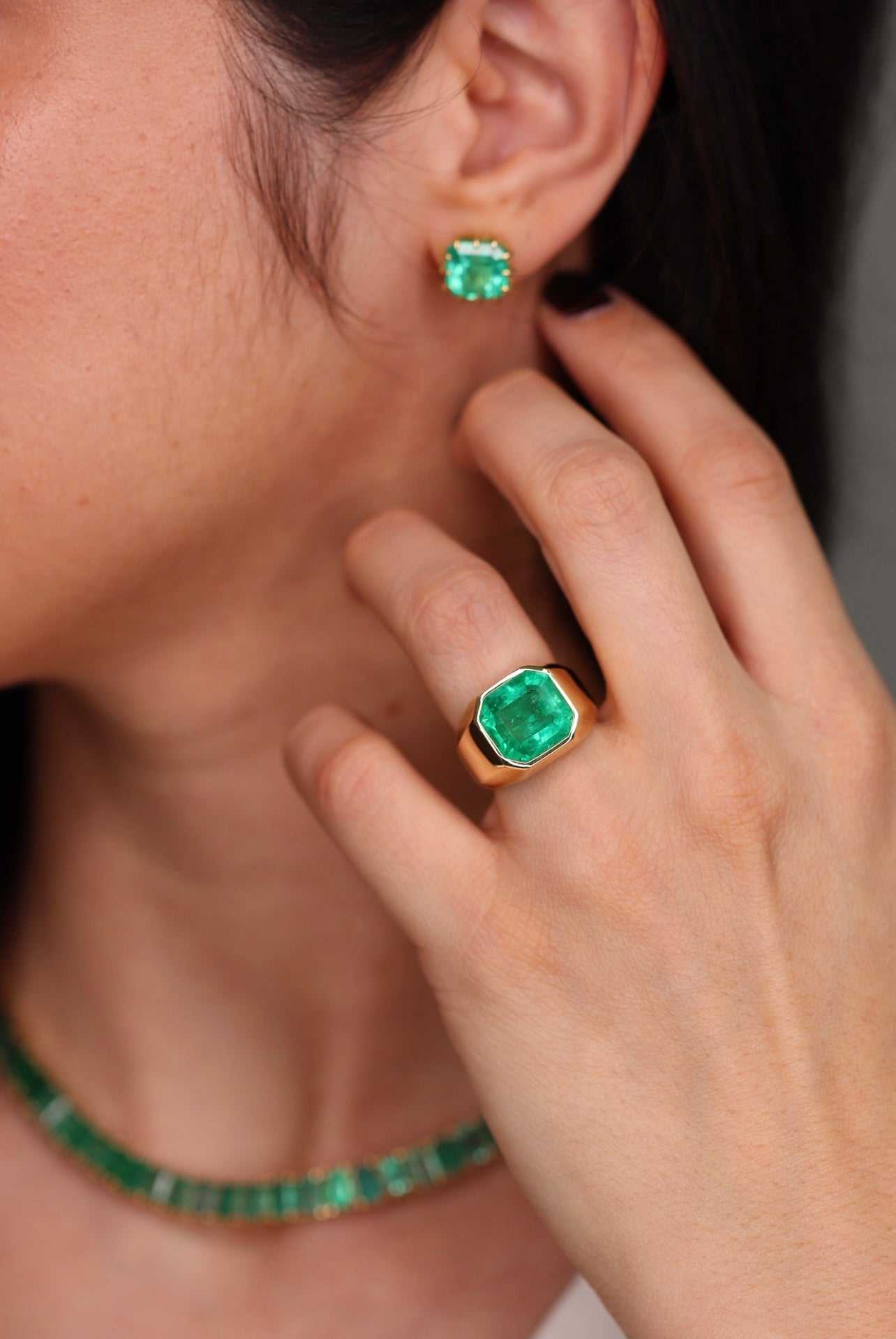 Anello con sigillo solitario con smeraldo "Gypsy" da 6,55 carati, incastonato a castone, in oro 18 carati - Smeraldi colombiani JR