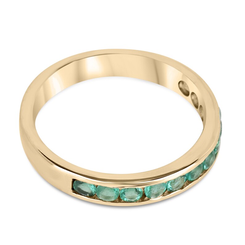 Unisex 14K gold ring with 0.80tcw round cut medium green Colombian emerald, showcasing a classic band design.