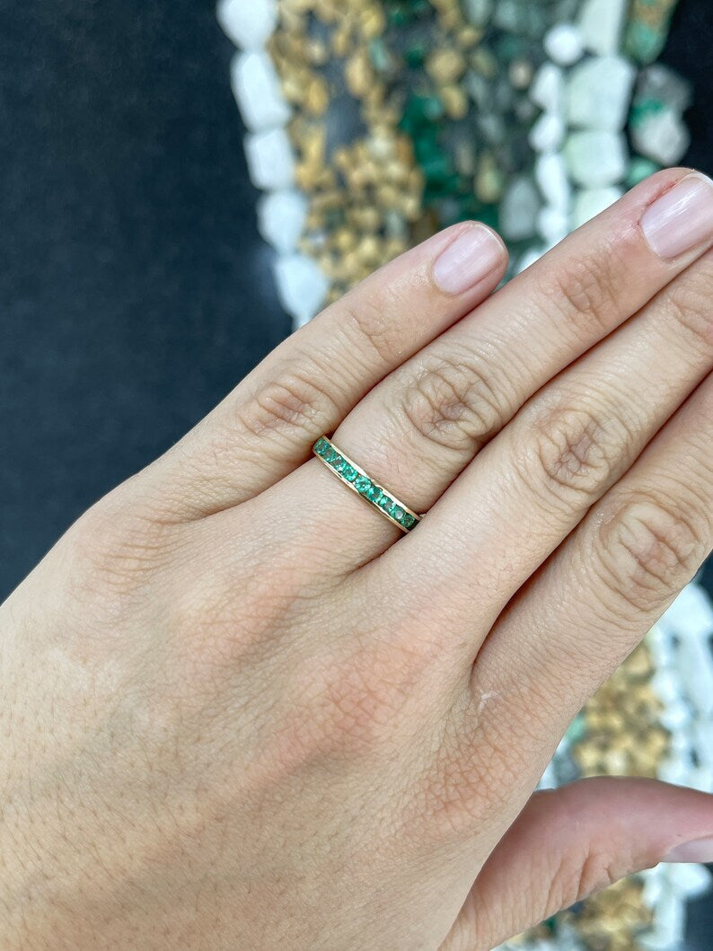 Unisex 14K gold ring with 0.80tcw medium green round cut emerald from Colombian Emerald brand.