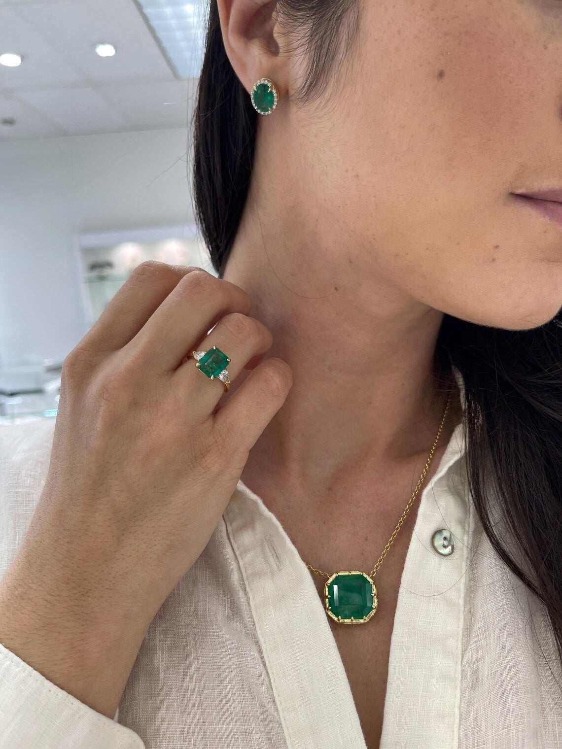 18ct Colombian emerald pendant features vintage Georgian inspired beauty