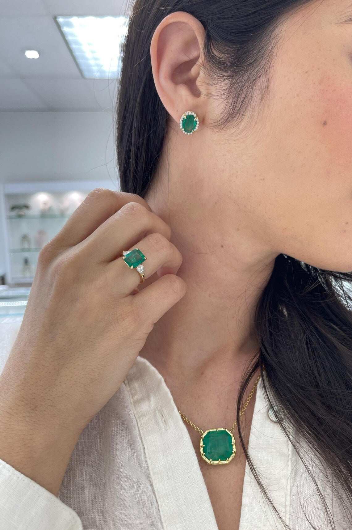 18ct Colombian emerald pendant features vintage Georgian inspired beauty