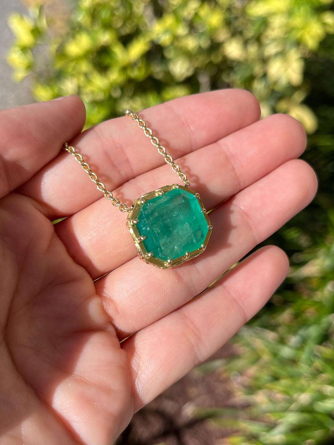 18ct Colombian emerald pendant features vintage Georgian inspired beauty