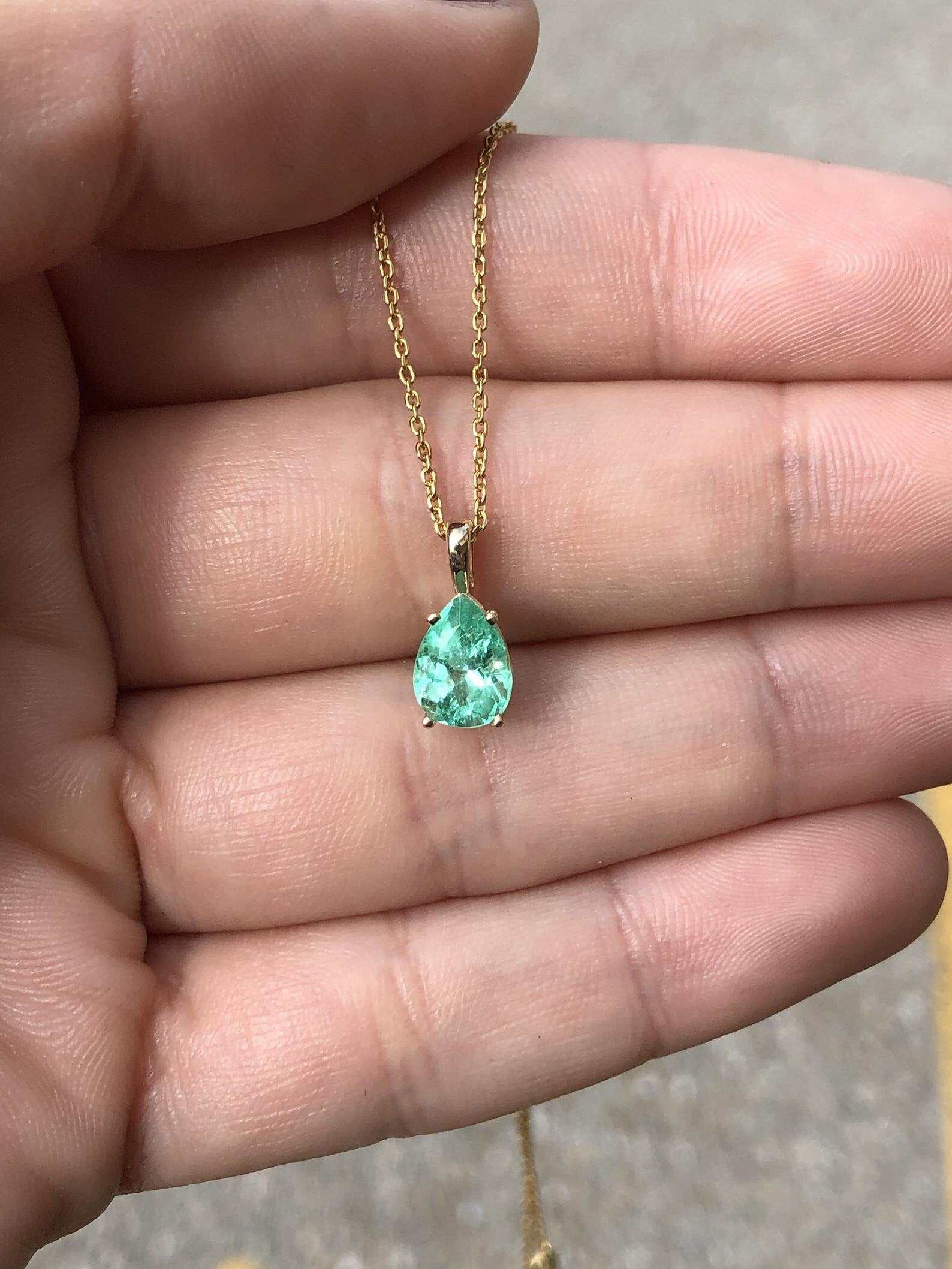 1.50 Carat Colombian Emerald Pear Solitaire Modern Pendant With Chain 14K