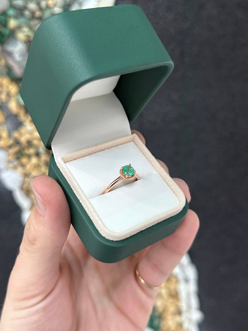Chic and Sophisticated: 14K Rose Gold Engagement Ring with 0.90ct Round Cut Emerald Solitaire