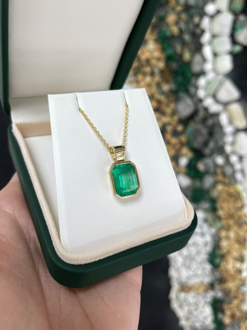 6.0ct 18K Gold 750 13x11mm Large Vivid Medium Green Emerald Solitaire Necklace