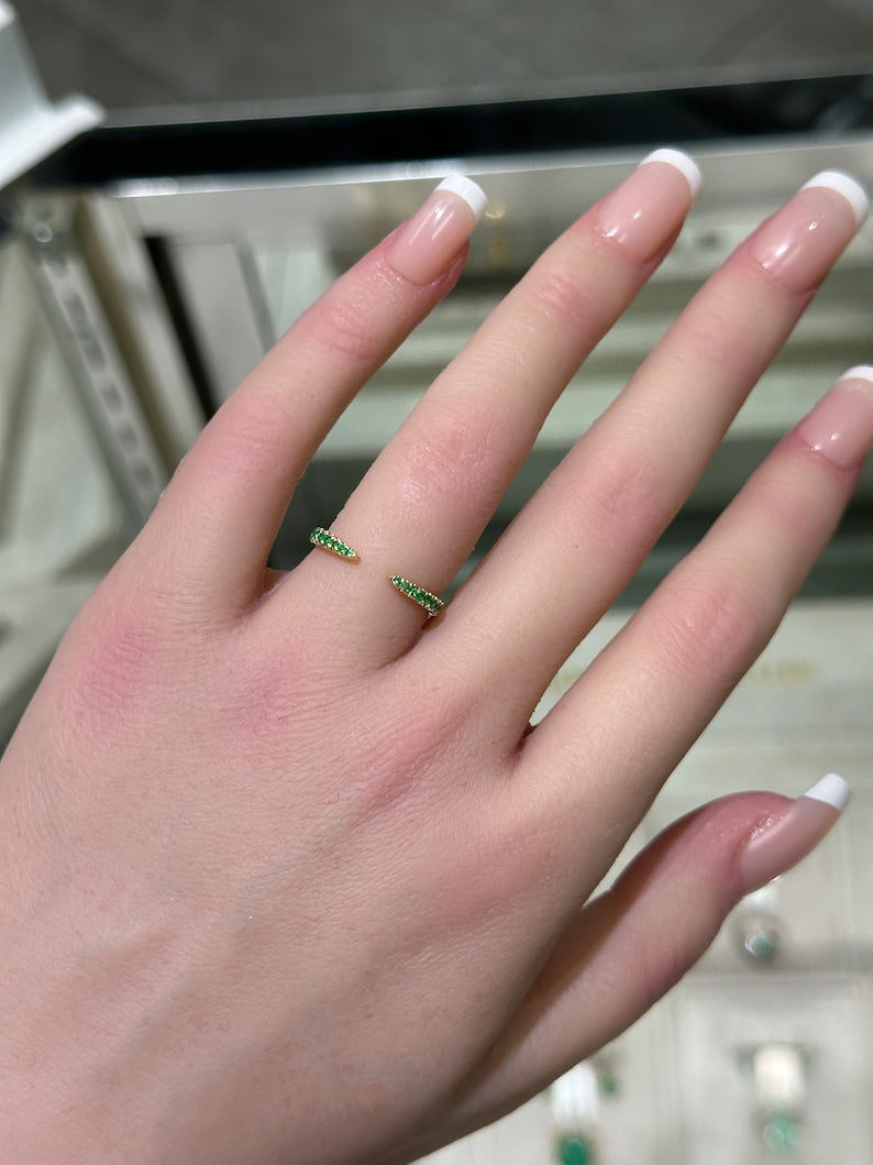 Handcrafted 18K Gold Wedding Band Featuring Round Emerald - 0.40tcw