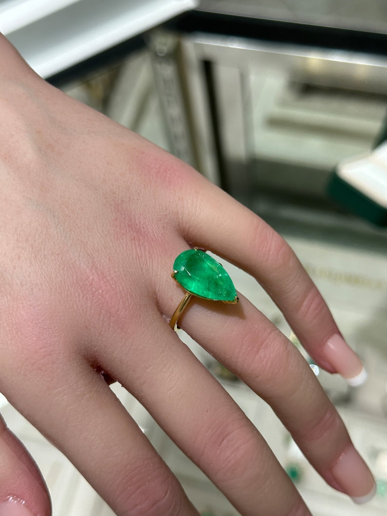 Captivating 3-Prong Set Emerald Solitaire in 18K Gold - 6.28ct Pear Cut Right Hand Ring
