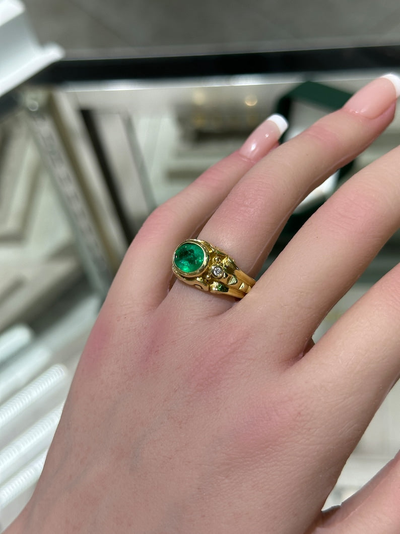 Elegant 1.05tcw 18K 750 Gold Ring with Vintage Flair, Highlighting a Natural Rich Green Emerald and Brilliant Round Diamonds